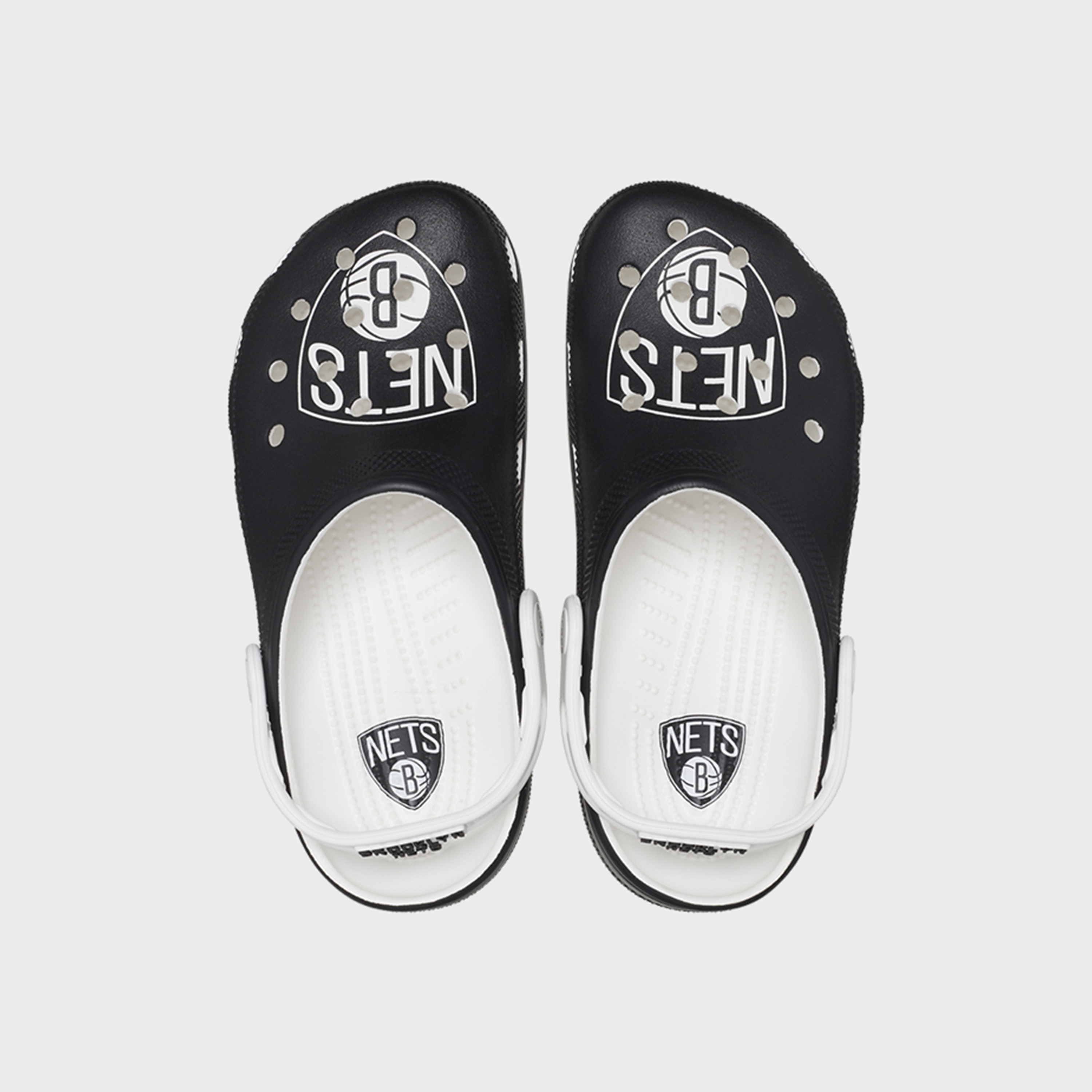 قباقيب كلاسيكية من كروكس ذو سليب أون إن بي إيه بروكلين نتس للجنسين | 208651-103-women-shoes-sandals-flats-image-2
