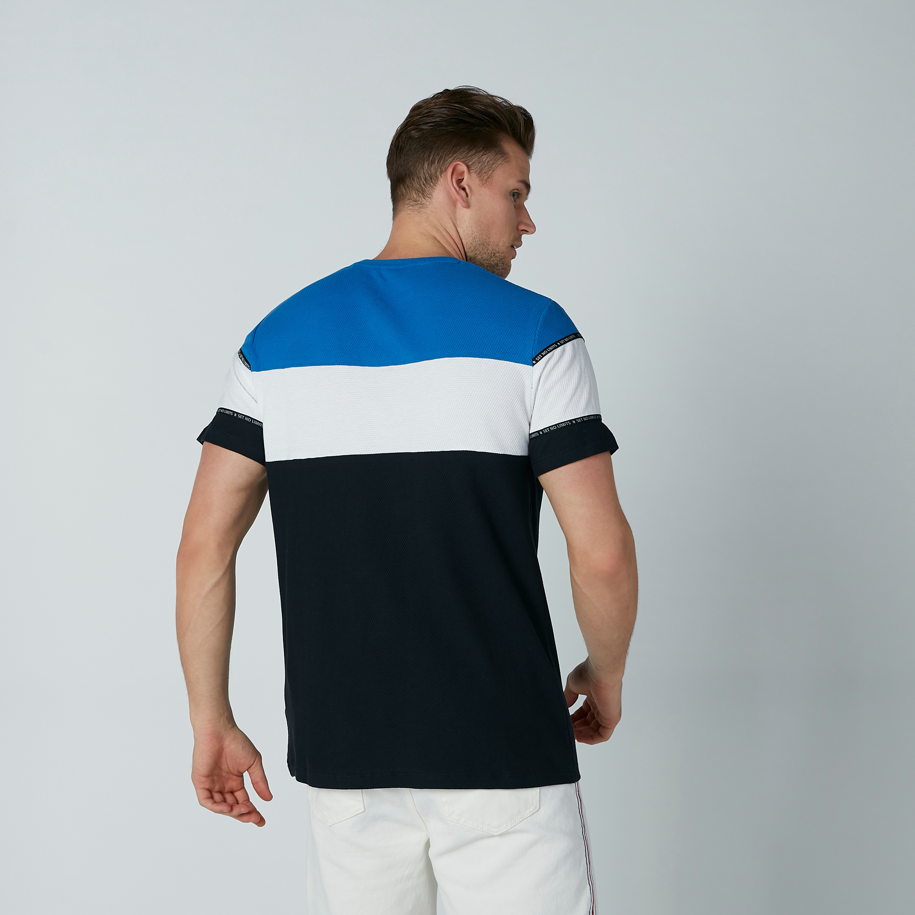 تيشيرت بياقة مستديرة وأكمام قصيرة من آيكونيك-men-clothing-tshirtsandpolos-tshirts-image-3