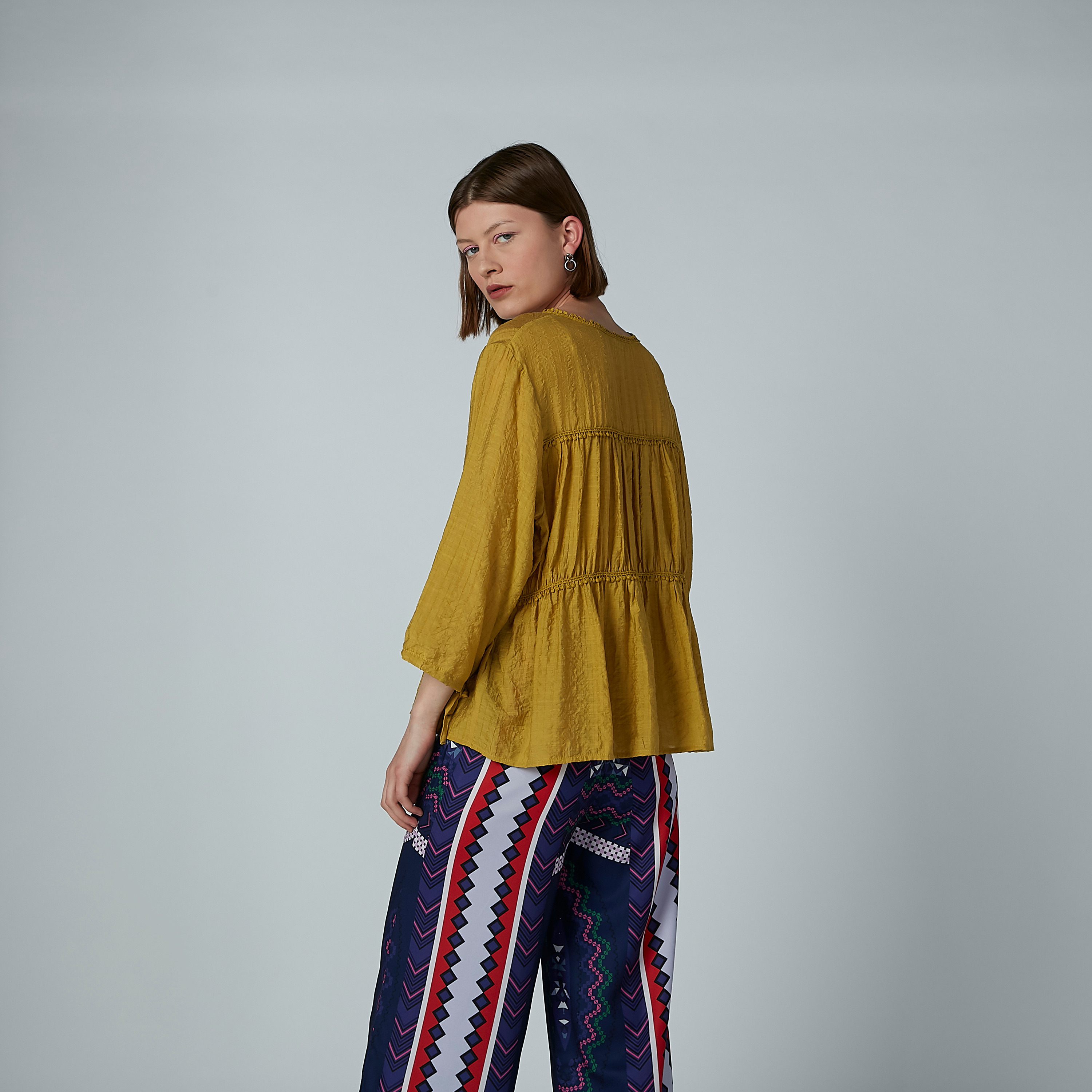 بلوزة بياقة V مزيّنة بكرات بوم بوم من آيكونيك-women-clothing-shirtsandblouses-blouses-image-4