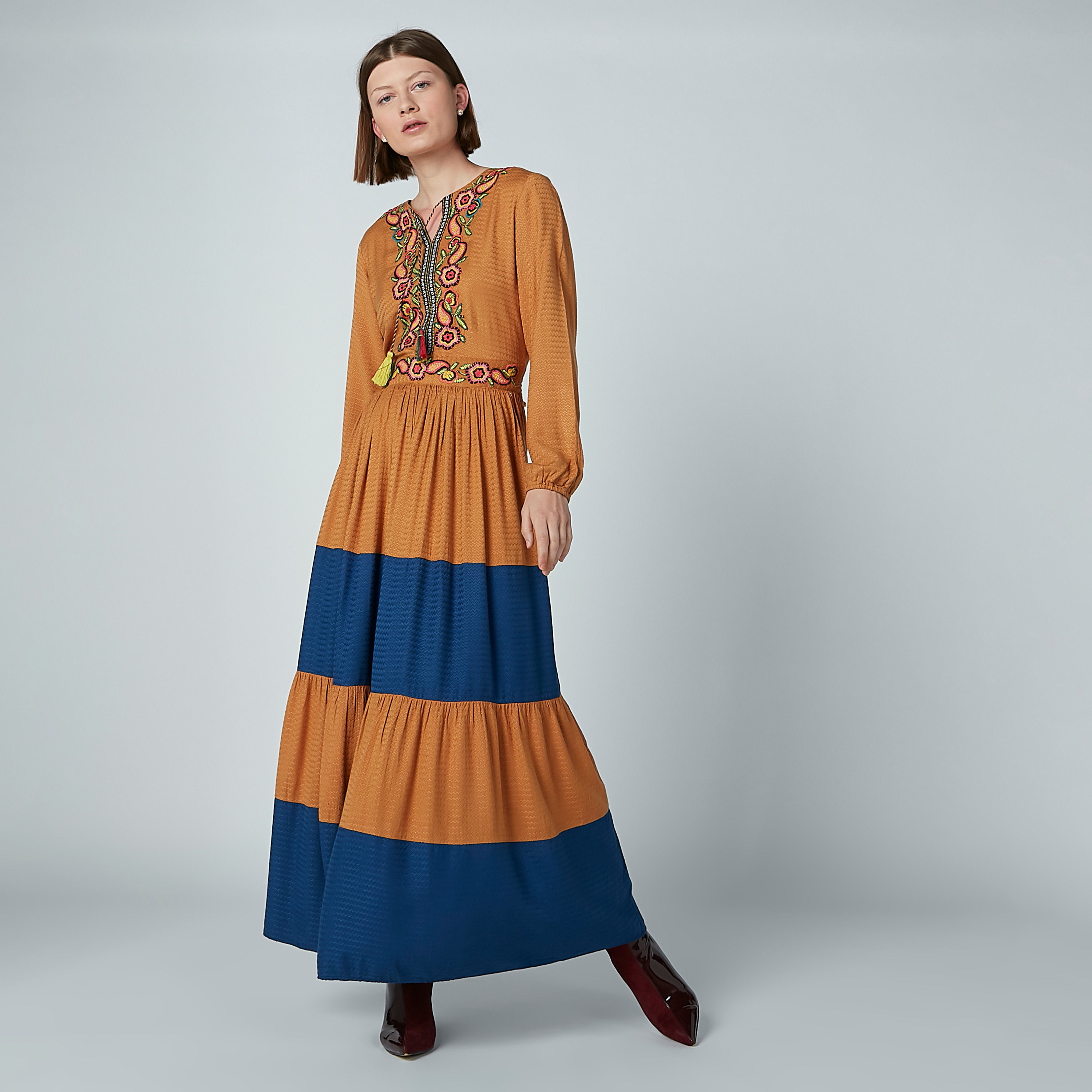 فستان إيه لاين طويل مطرّز بأكمام طويلة من آيكونيك-women-clothing-dresses-image-1