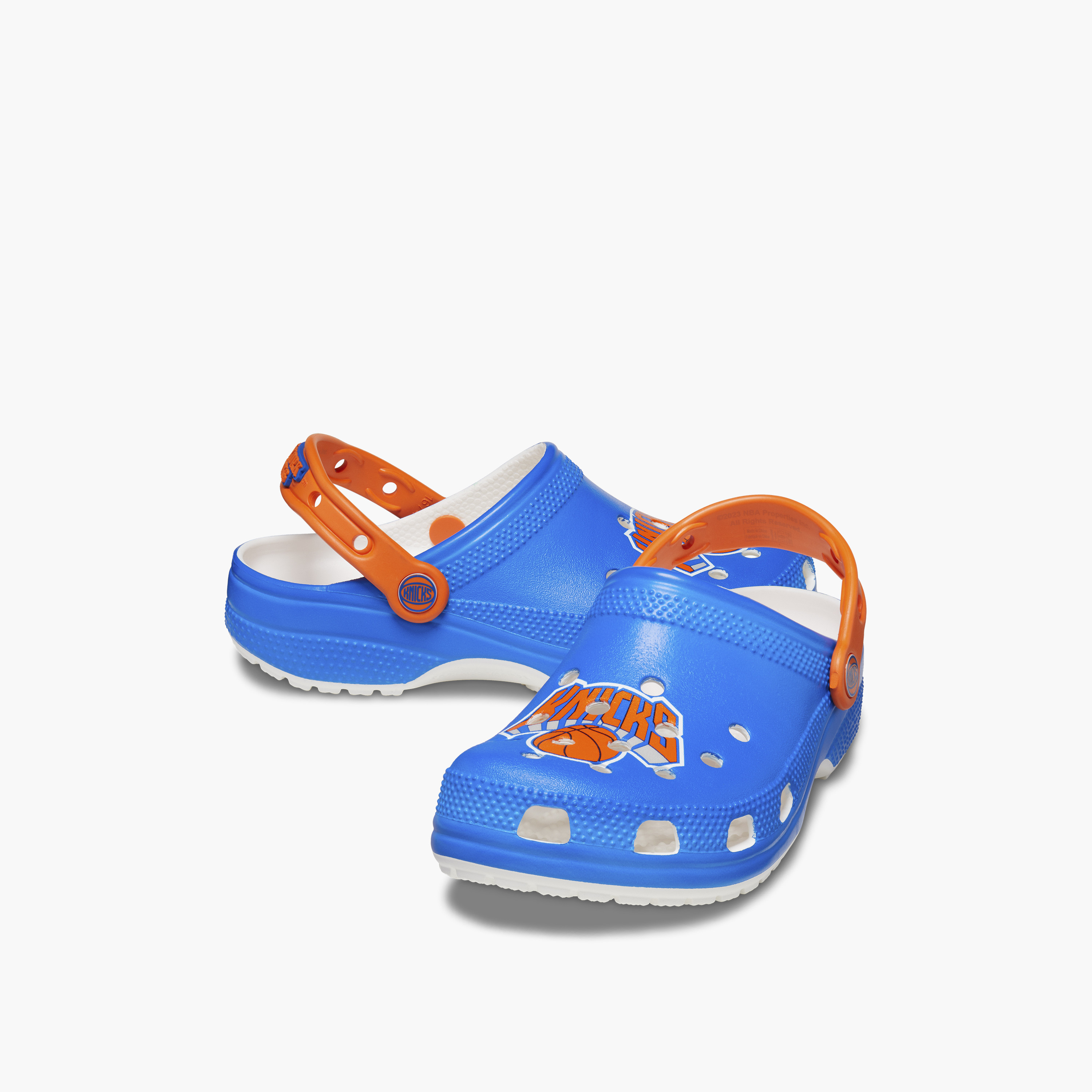 كروكس - قباقيب رجالية سهلة الارتداء من NBA New York Knicks | 208862-100-men-shoes-sandals-image-1