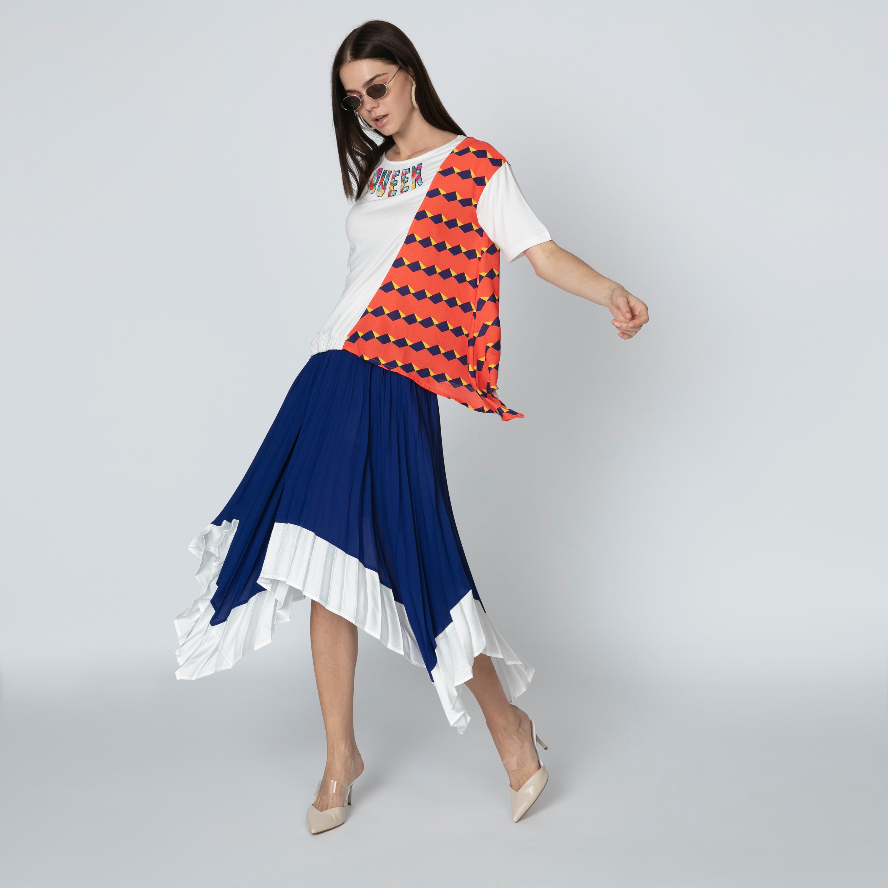 بلوزة بياقة مستديرة وحواف غير مستوية وطبعات من آيكونيك-women-clothing-shirtsandblouses-blouses-image-2