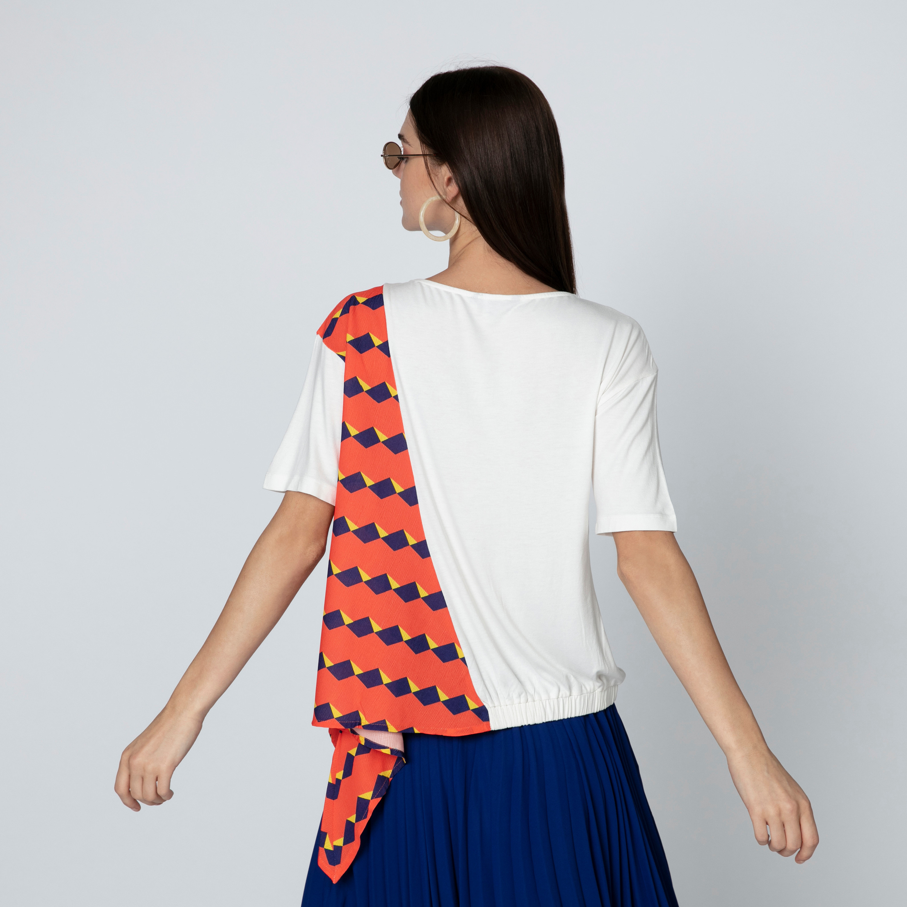 بلوزة بياقة مستديرة وحواف غير مستوية وطبعات من آيكونيك-women-clothing-shirtsandblouses-blouses-image-3