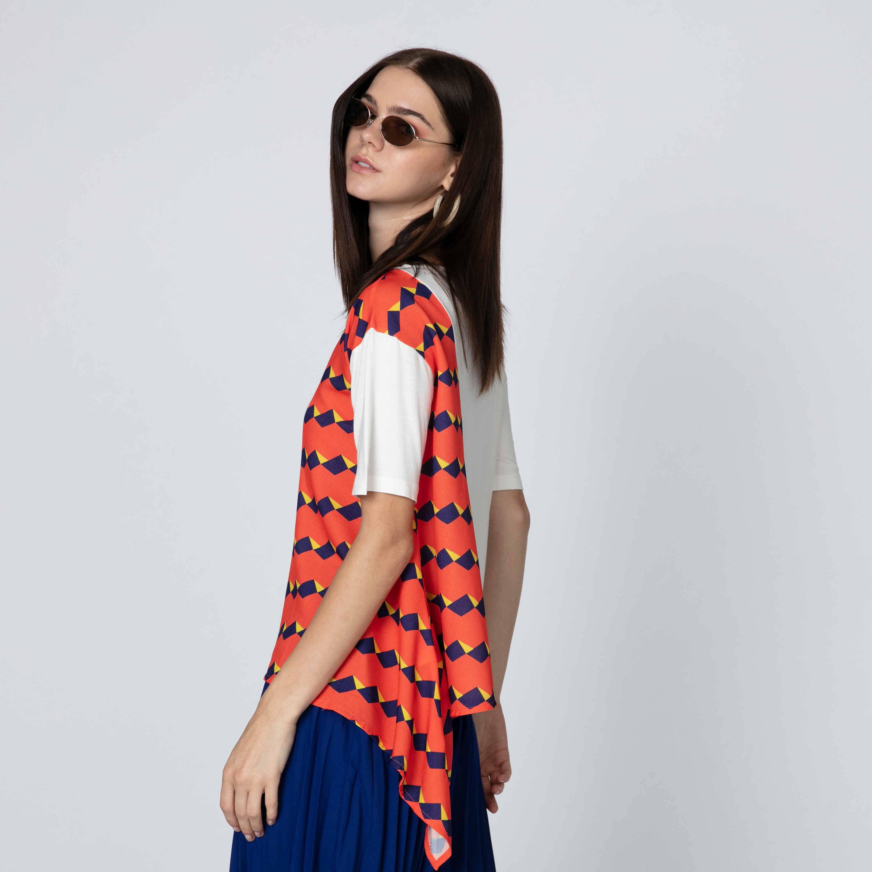 بلوزة بياقة مستديرة وحواف غير مستوية وطبعات من آيكونيك-women-clothing-shirtsandblouses-blouses-image-4