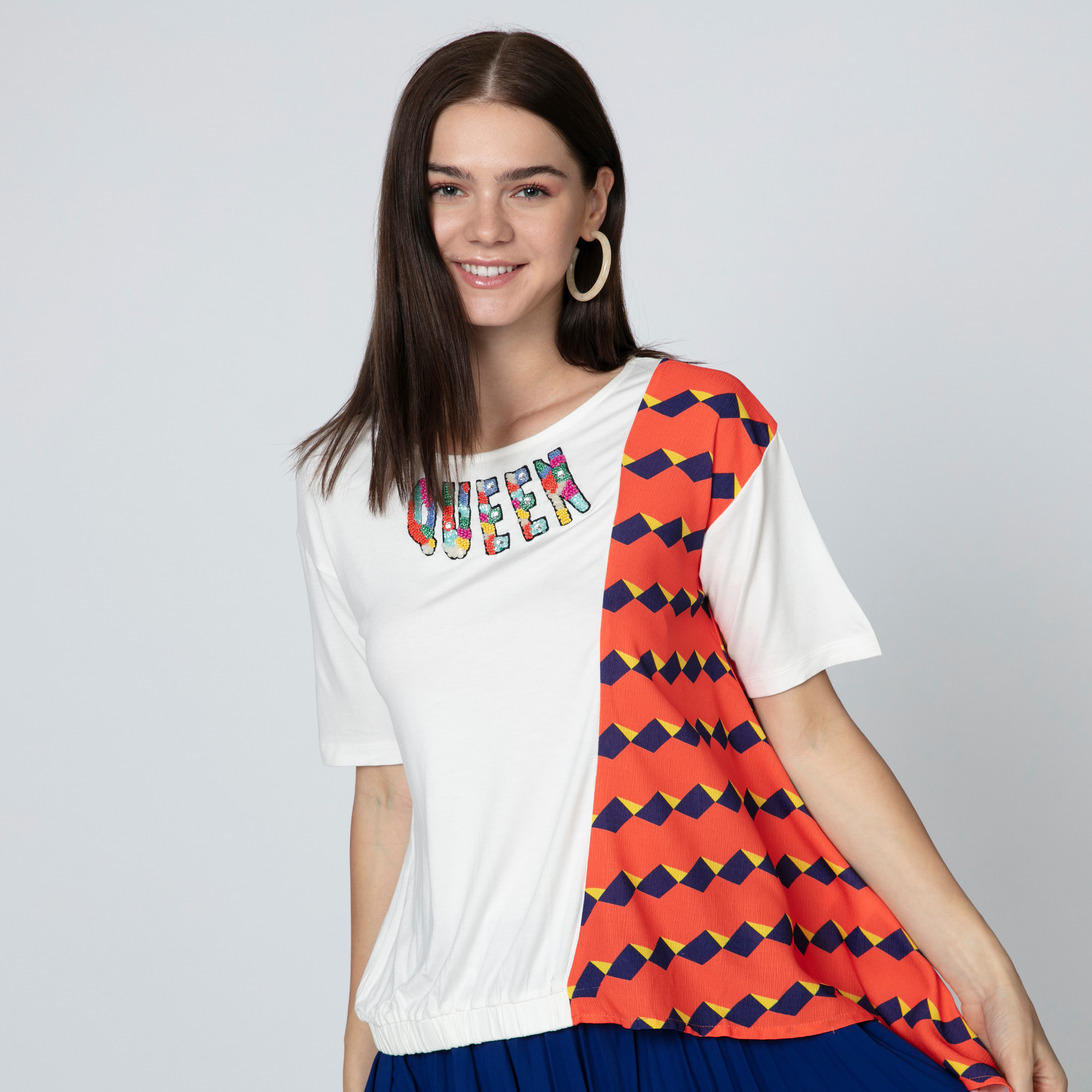 بلوزة بياقة مستديرة وحواف غير مستوية وطبعات من آيكونيك-women-clothing-shirtsandblouses-blouses-image-5