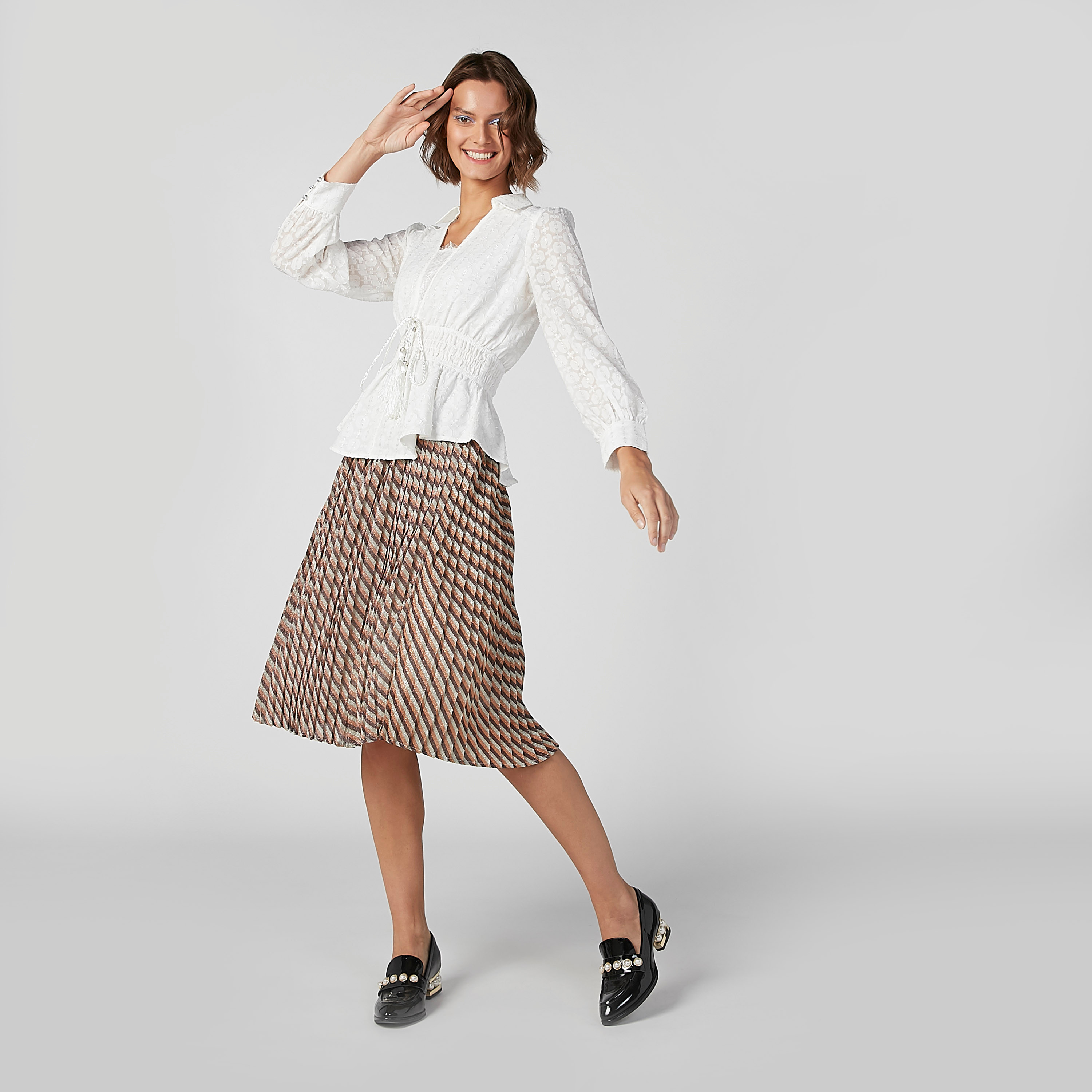 تنورة متوسطة الطول بخصر مطّاطي عريض وطبعات من آيكونيك-women-clothing-bottoms-skirts-image-3