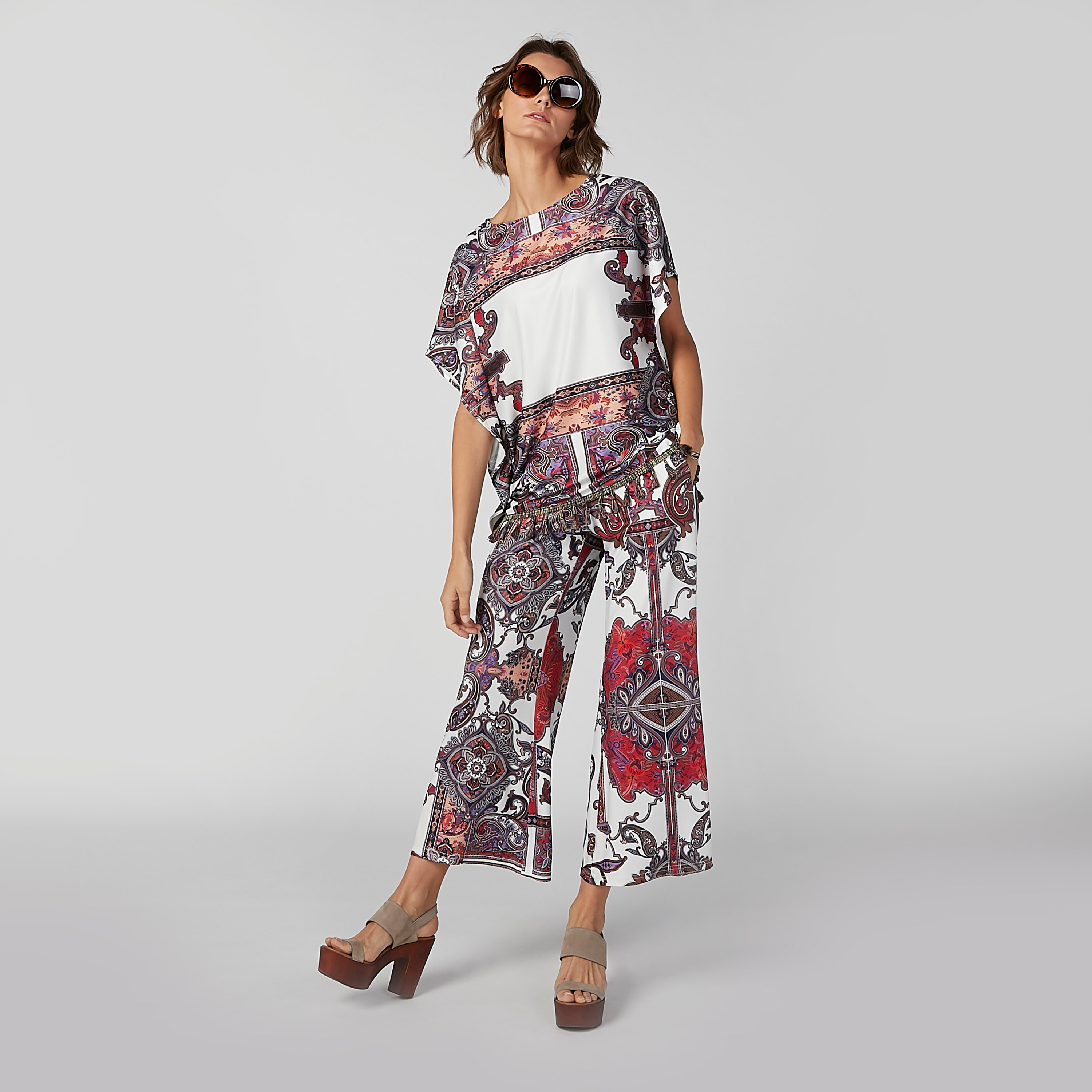 بنطال واسع الساقين بخصر مطّاطي وجيوب وطبعات من آيكونيك-women-clothing-bottoms-trousers-image-2