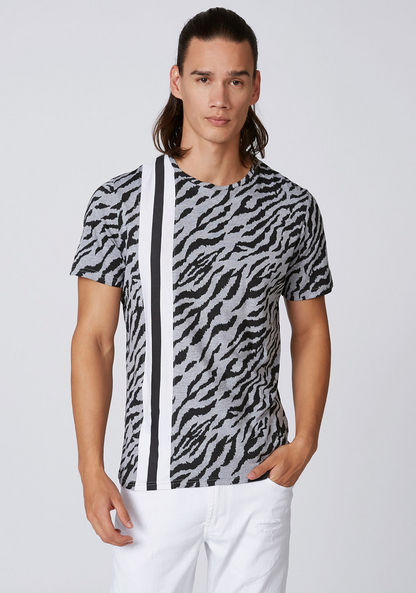 Shop Iconic Slim Fit Animal Printed T-shirt with Round Neck Online | Splash Saudi Shop Iconic Slim Fit Animal Printed T-shirt with Round Neck Online | Splash Saudi