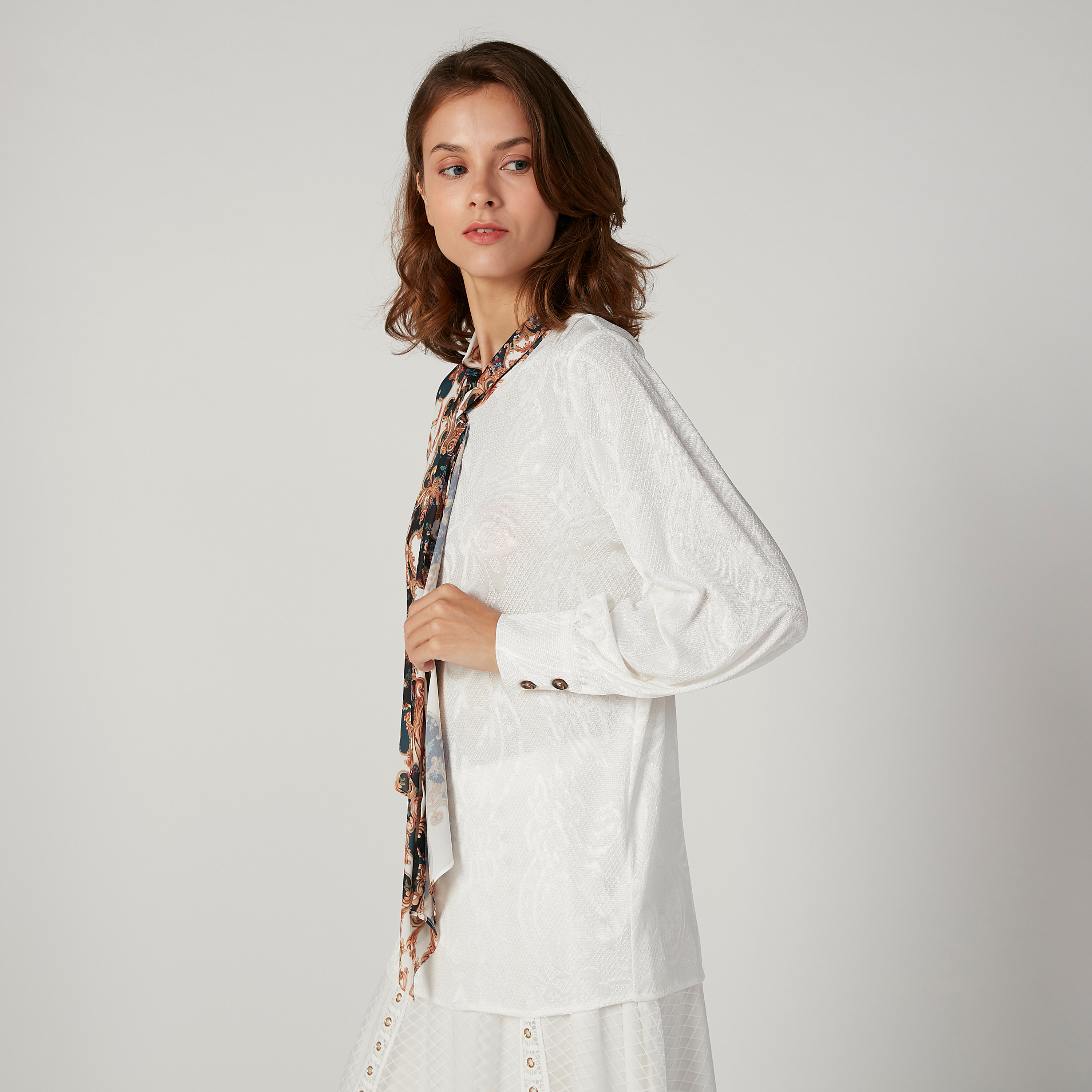 بلوزة بأكمام طويلة وطبعات مع ربطة عنق من آيكونيك-women-clothing-shirtsandblouses-blouses-image-4