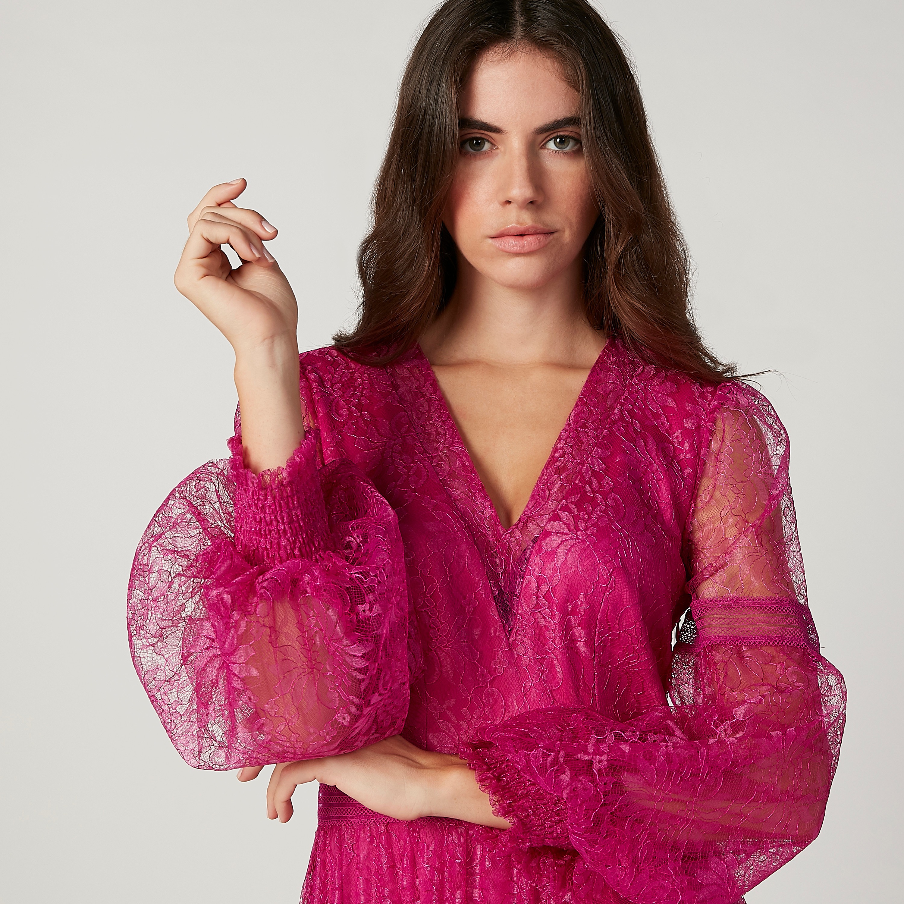فستان دانتيل طويل إيه لاين بأكمام بيشوب من آيكونيك-women-clothing-dresses-image-3