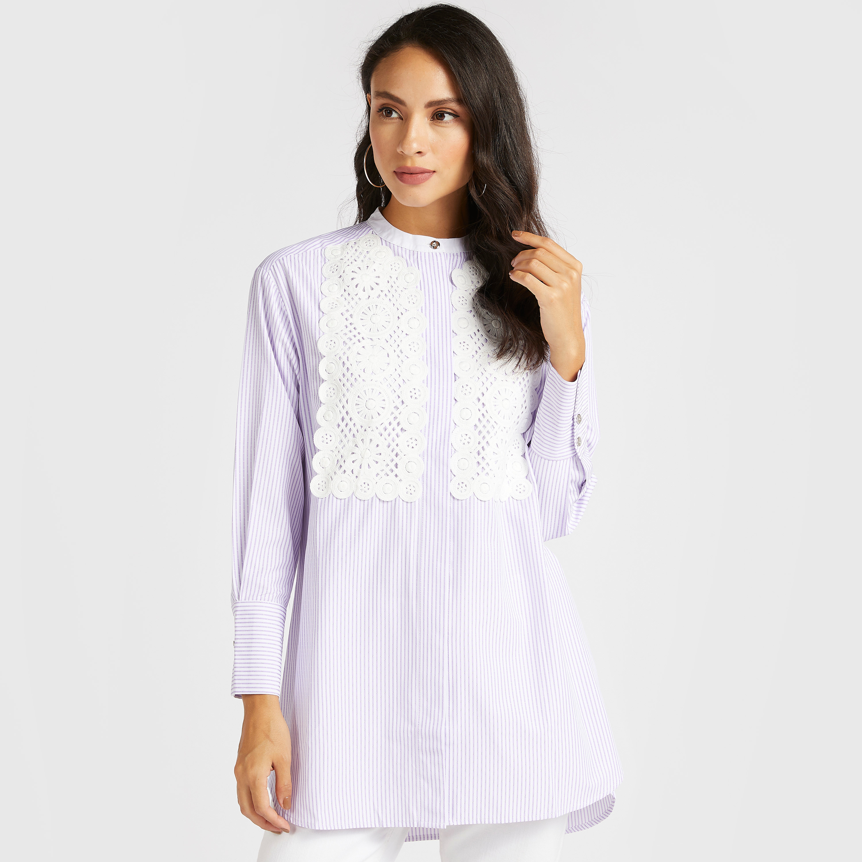 تونيك مقلّم بزخارف دانتيل وياقة ماندارين من آيكونيك-women-clothing-shirtsandblouses-blouses-image-1