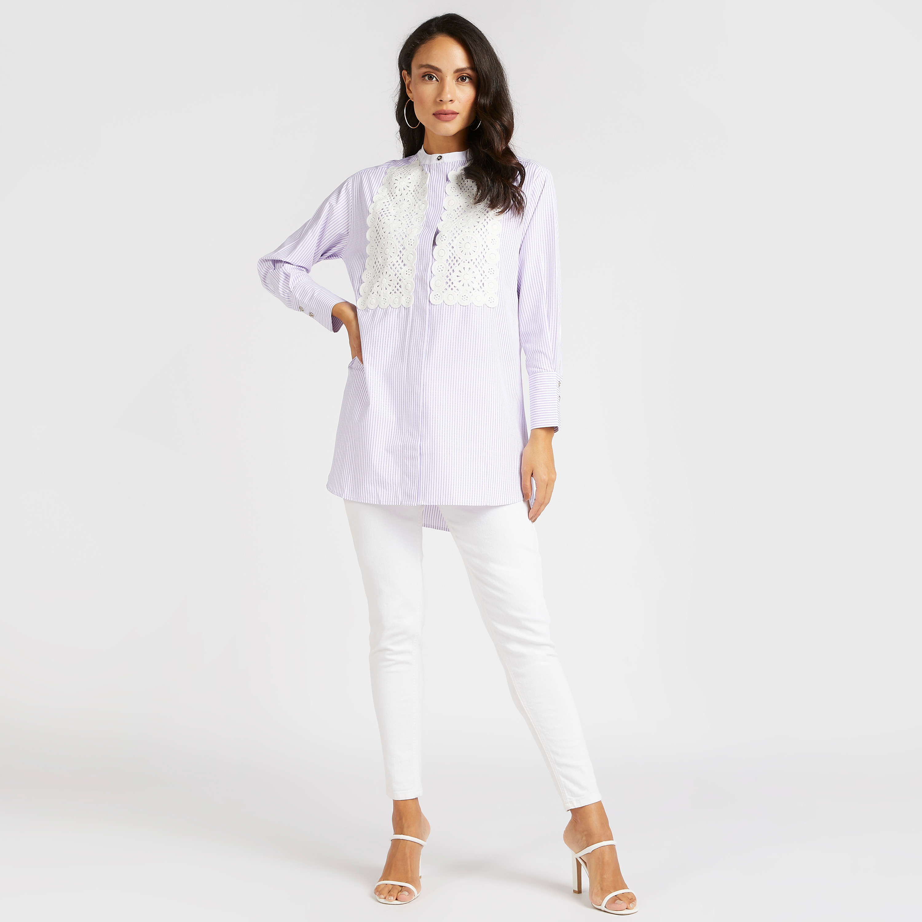 تونيك مقلّم بزخارف دانتيل وياقة ماندارين من آيكونيك-women-clothing-shirtsandblouses-blouses-image-2
