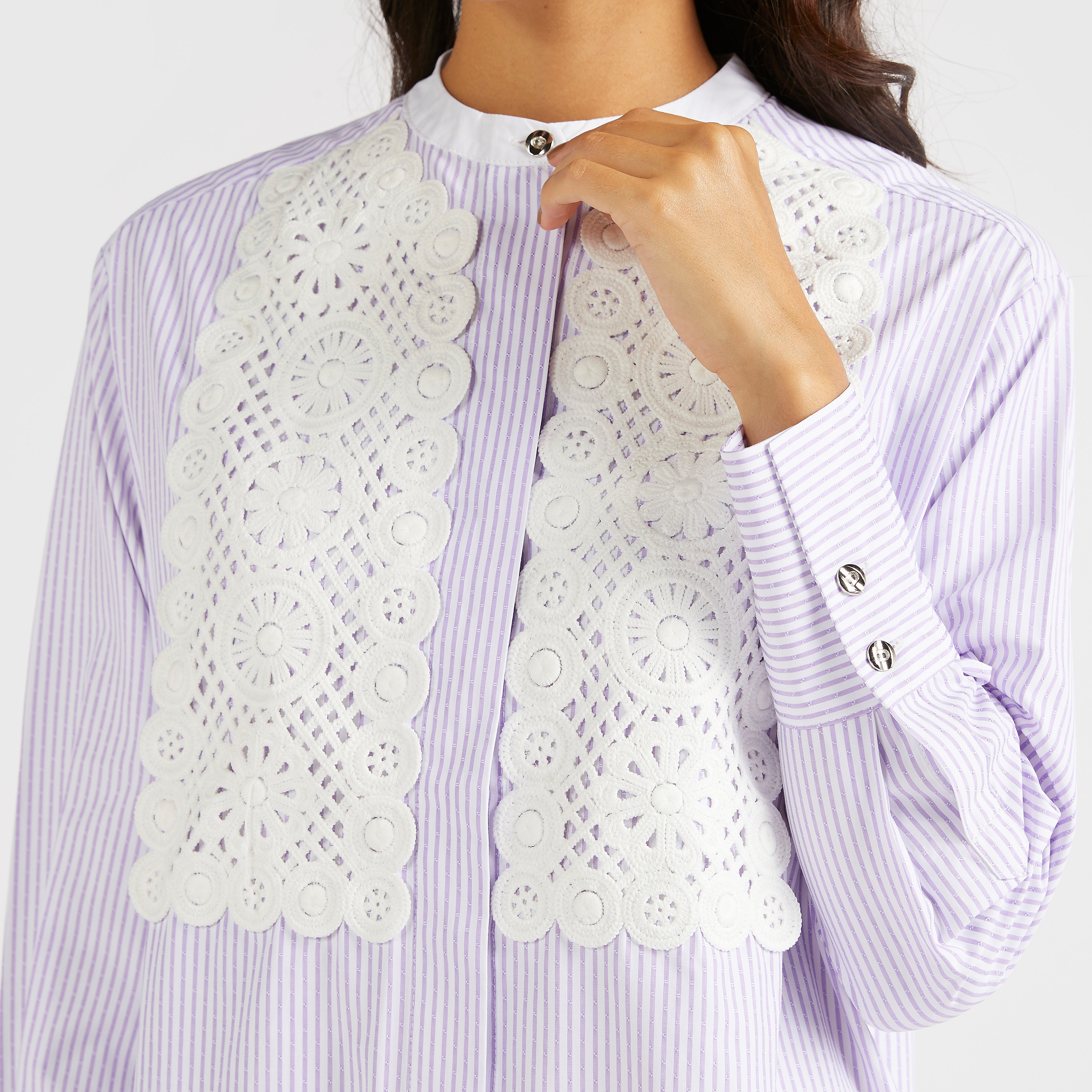 تونيك مقلّم بزخارف دانتيل وياقة ماندارين من آيكونيك-women-clothing-shirtsandblouses-blouses-image-3