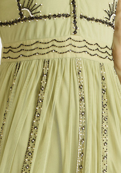 فستان إيه لاين طويل مزيّن بياقة عادية من آيكونيك