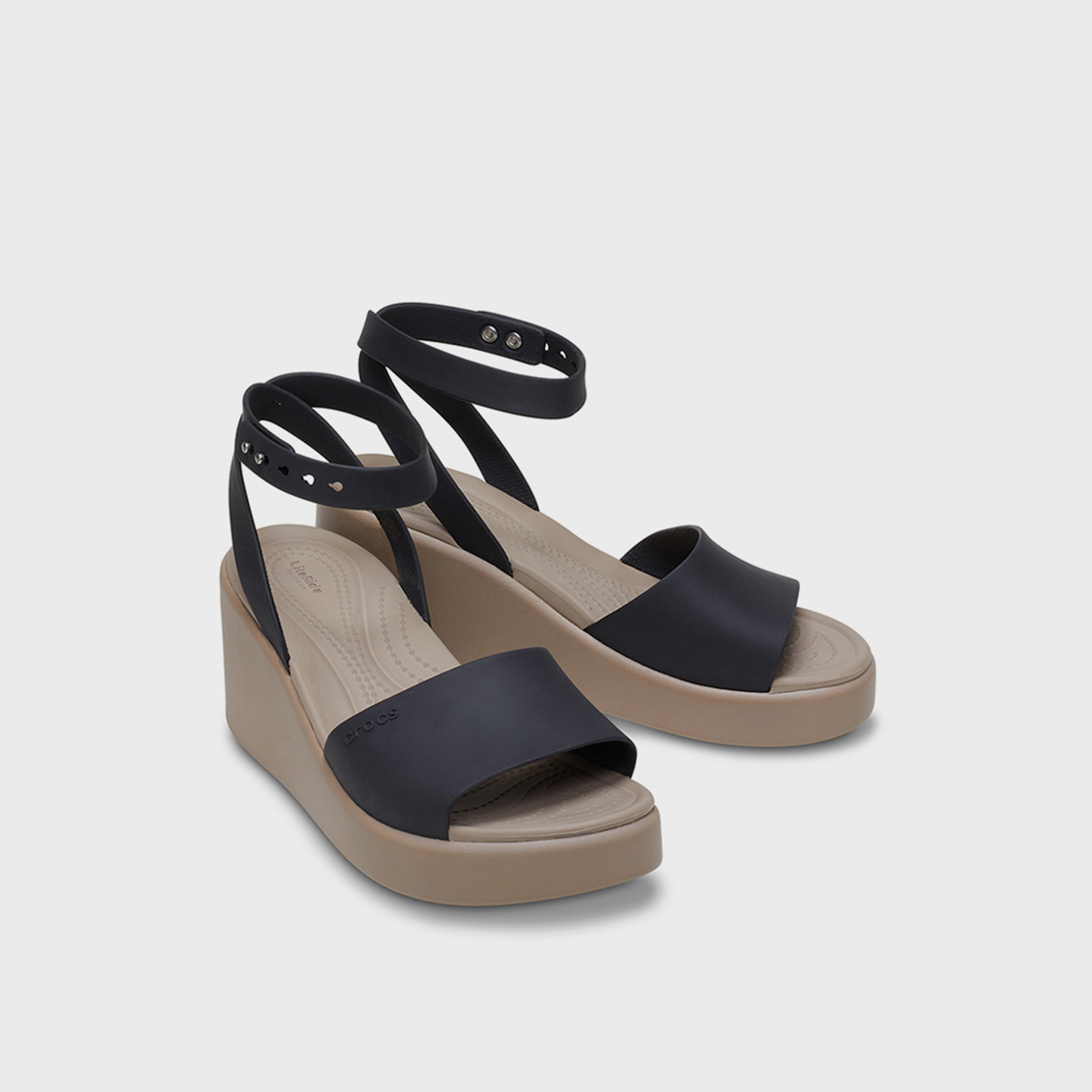 كروكس- حذاء بروكلين بكعب إسفيني وحزام بإبزيم للكاحل للنساء | 209406-07H-women-shoes-heels-image-1