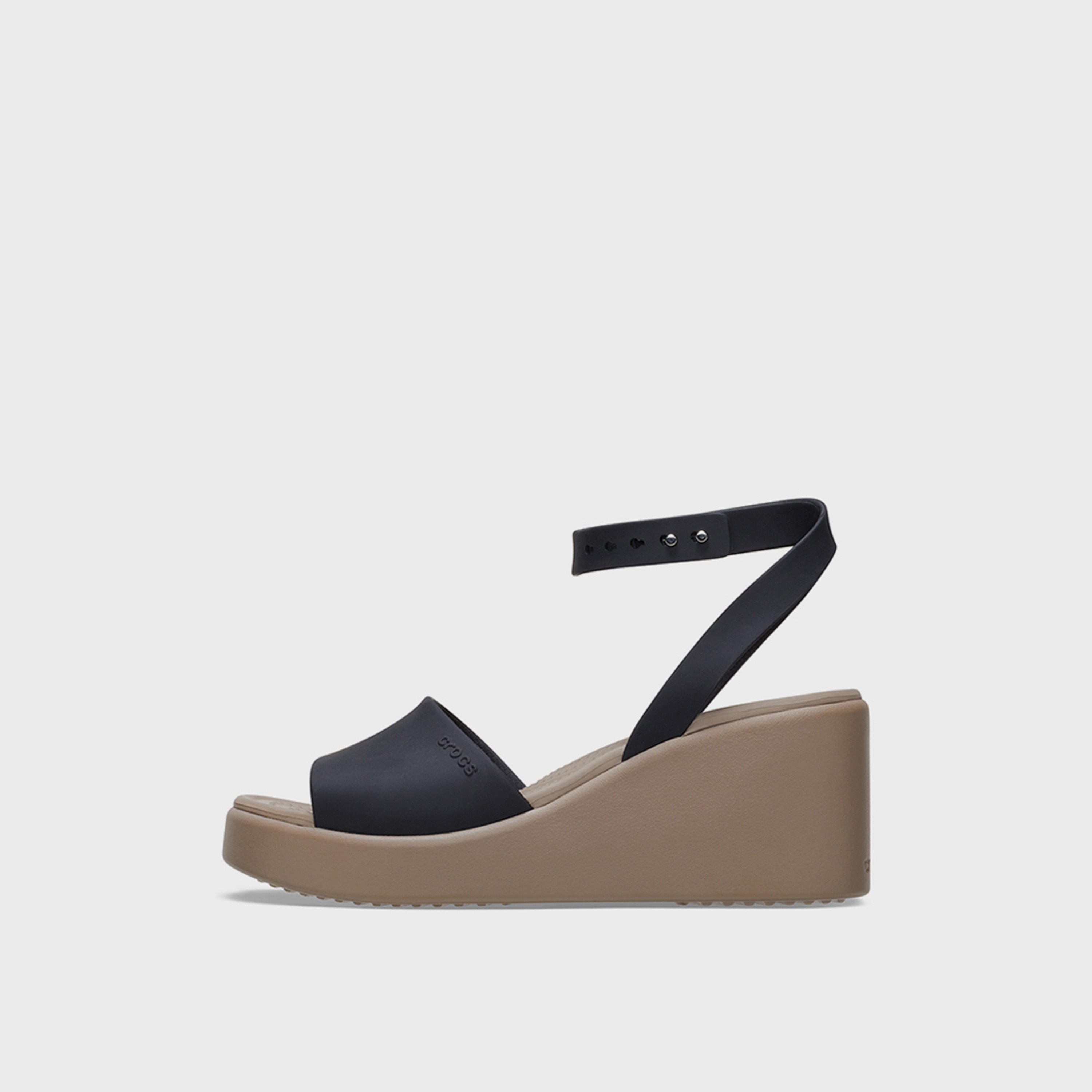 كروكس- حذاء بروكلين بكعب إسفيني وحزام بإبزيم للكاحل للنساء | 209406-07H-women-shoes-heels-image-4