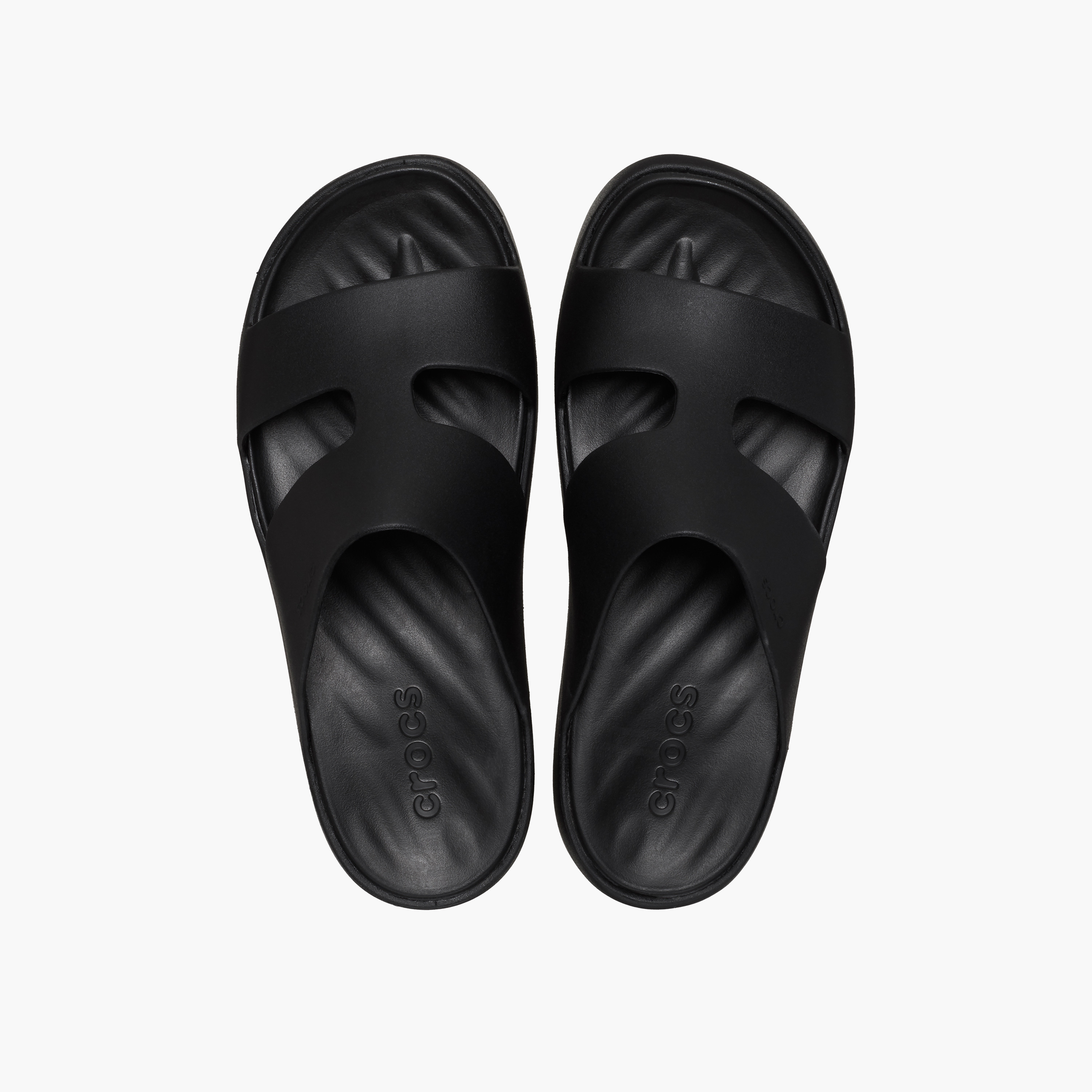 كروكس- صندل للنساء سهل الارتداء بكعب غيت واي بحزام على شكل حرف H | 209409-001-women-shoes-sandals-flats-image-2