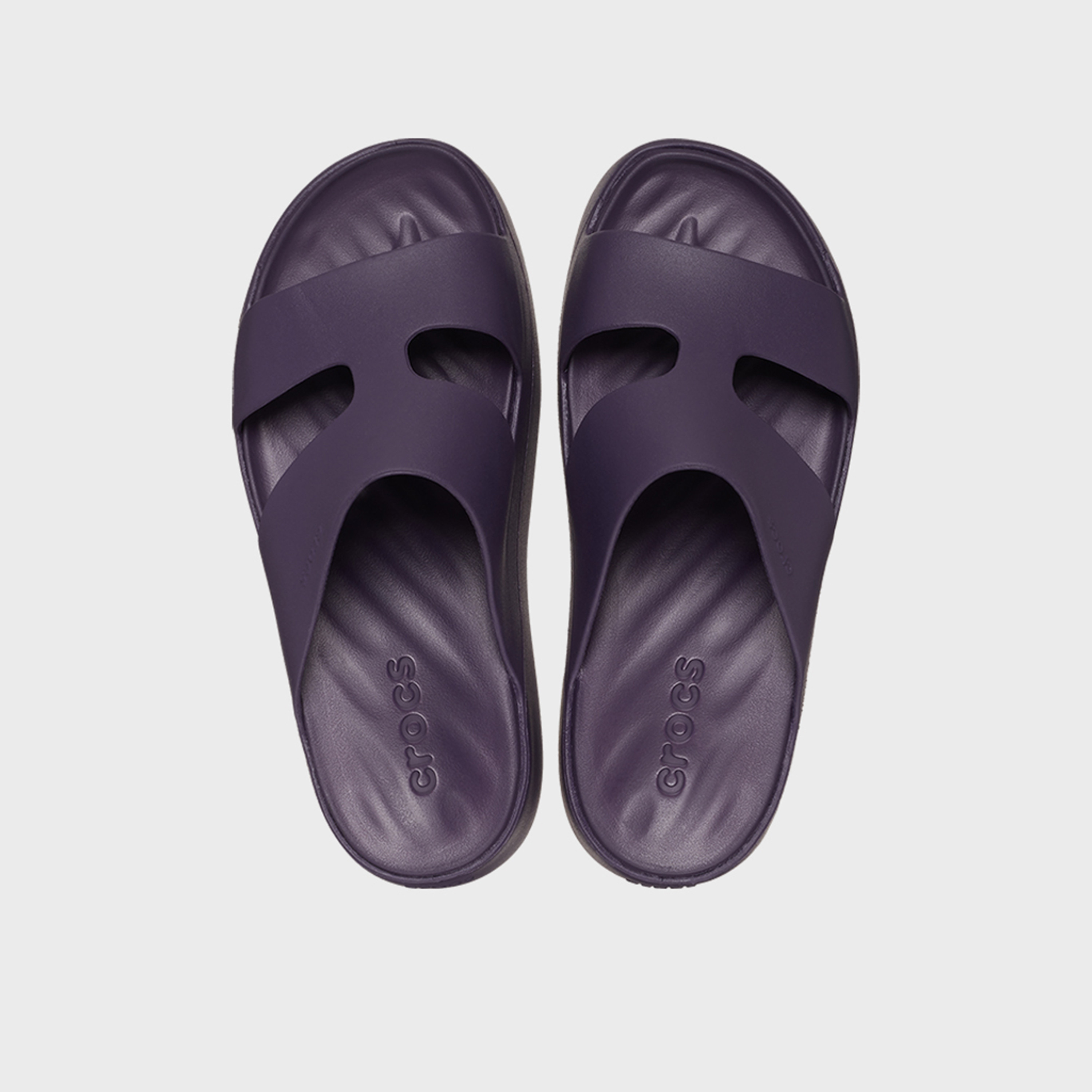 كروكس - صندل نسائي سهل الارتداء ذو ​​نعل سميك وحزام على شكل حرف H | 209409-5AS-women-shoes-sandals-flats-image-4