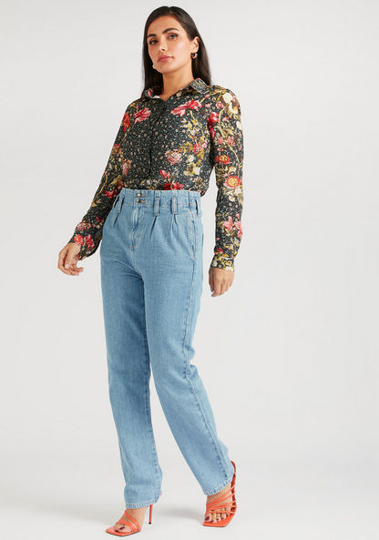 Iconic Mid-Rise Pleated Denim Jeans with Pockets and Chain Link Belt
