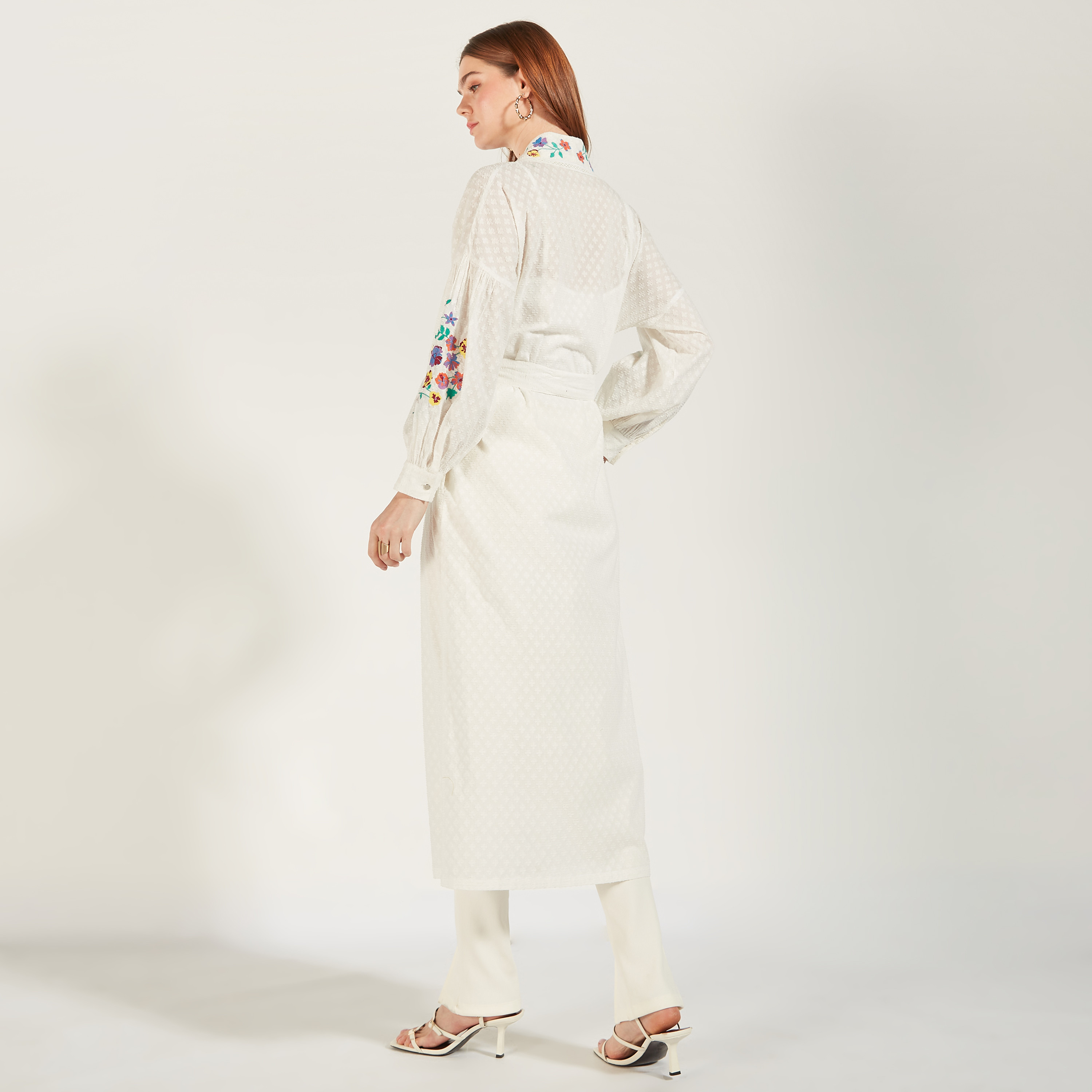 سترة طويلة مطرزة بأكمام طويلة وتفاصيل رباط من آيكونيك-women-clothing-shirtsandblouses-blouses-image-4