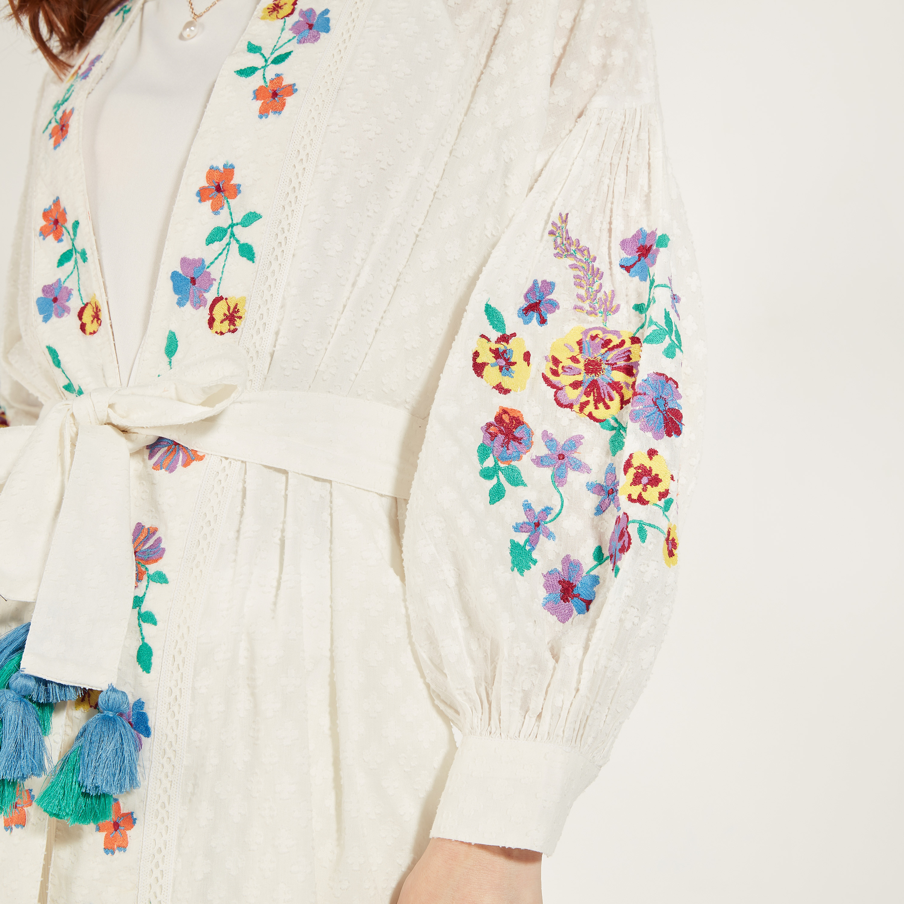 سترة طويلة مطرزة بأكمام طويلة وتفاصيل رباط من آيكونيك-women-clothing-shirtsandblouses-blouses-image-7