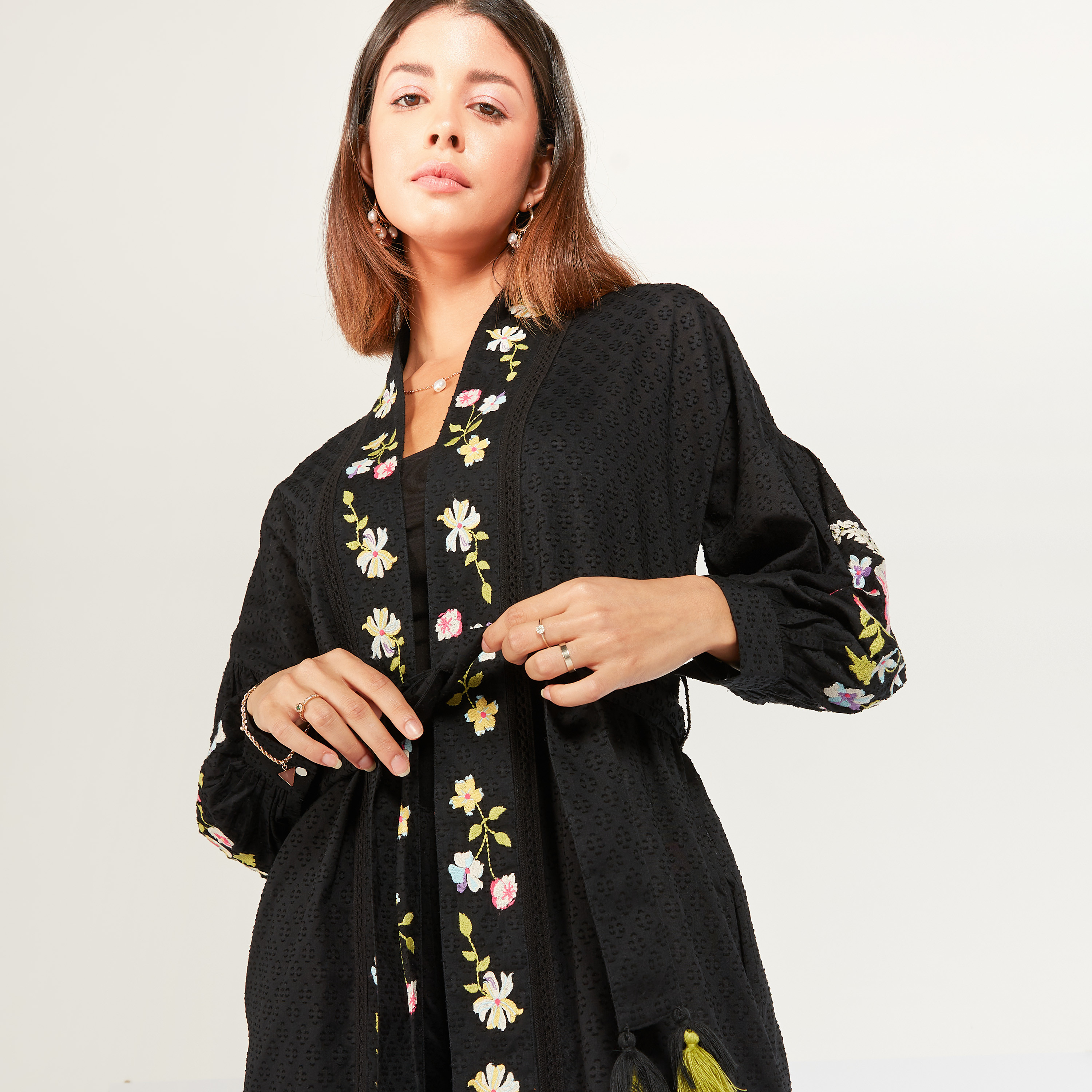 سترة طويلة مطرزة بأكمام طويلة وتفاصيل رباط من آيكونيك-women-clothing-shirtsandblouses-blouses-image-11