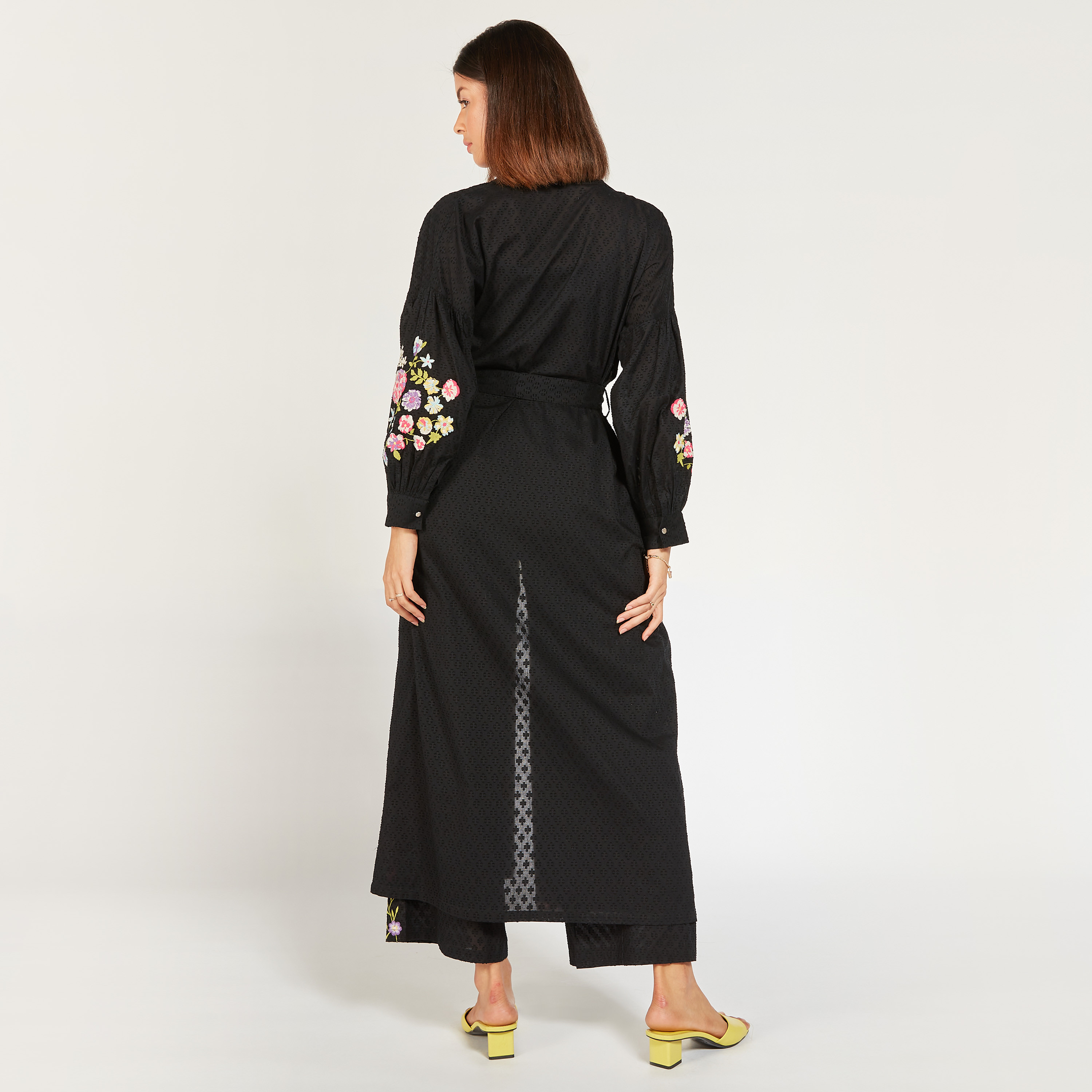 سترة طويلة مطرزة بأكمام طويلة وتفاصيل رباط من آيكونيك-women-clothing-shirtsandblouses-blouses-image-12
