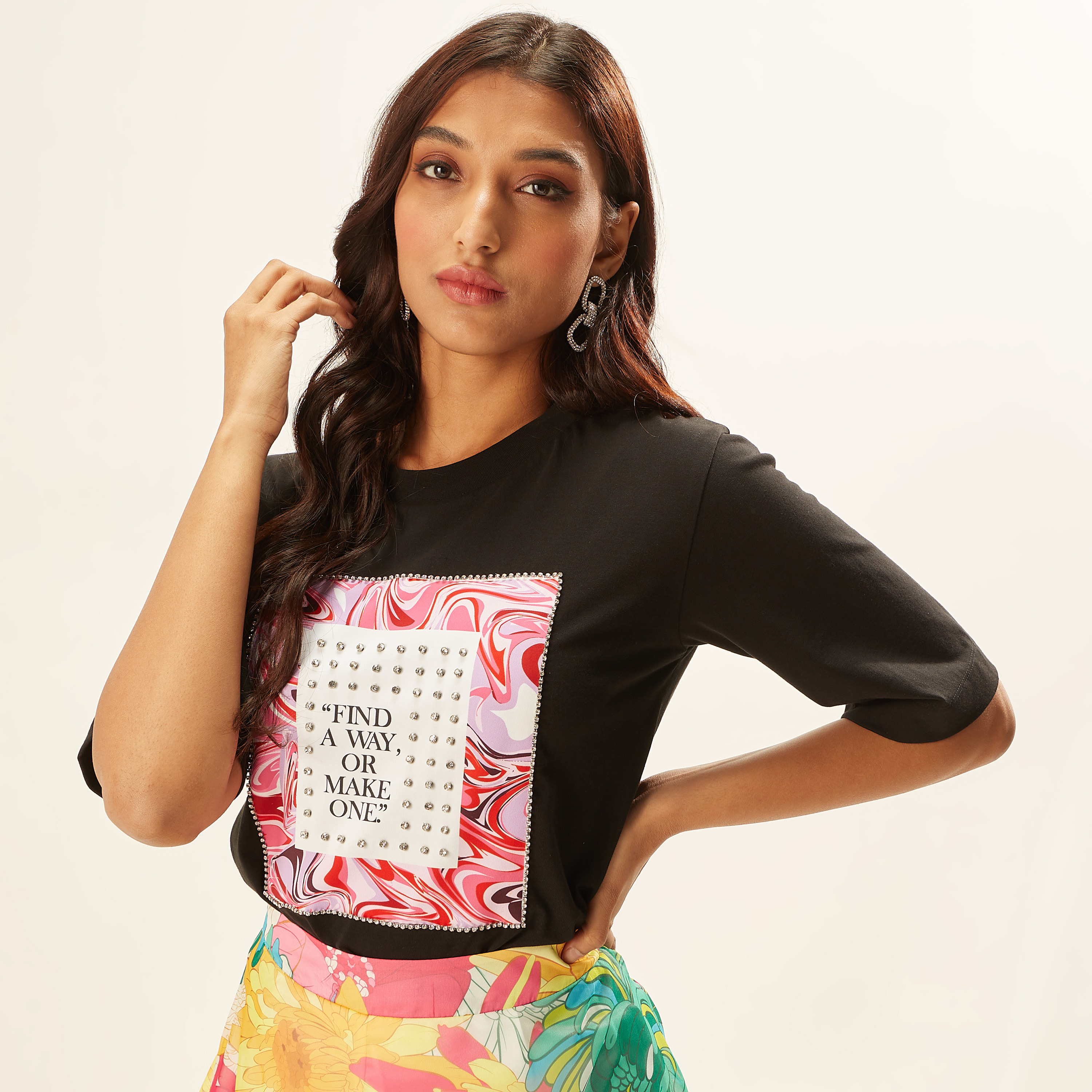 تيشيرت مطرّز بياقة ضيقة وأكمام قصيرة وطبعات من آيكونيك-women-clothing-tshirts-image-1