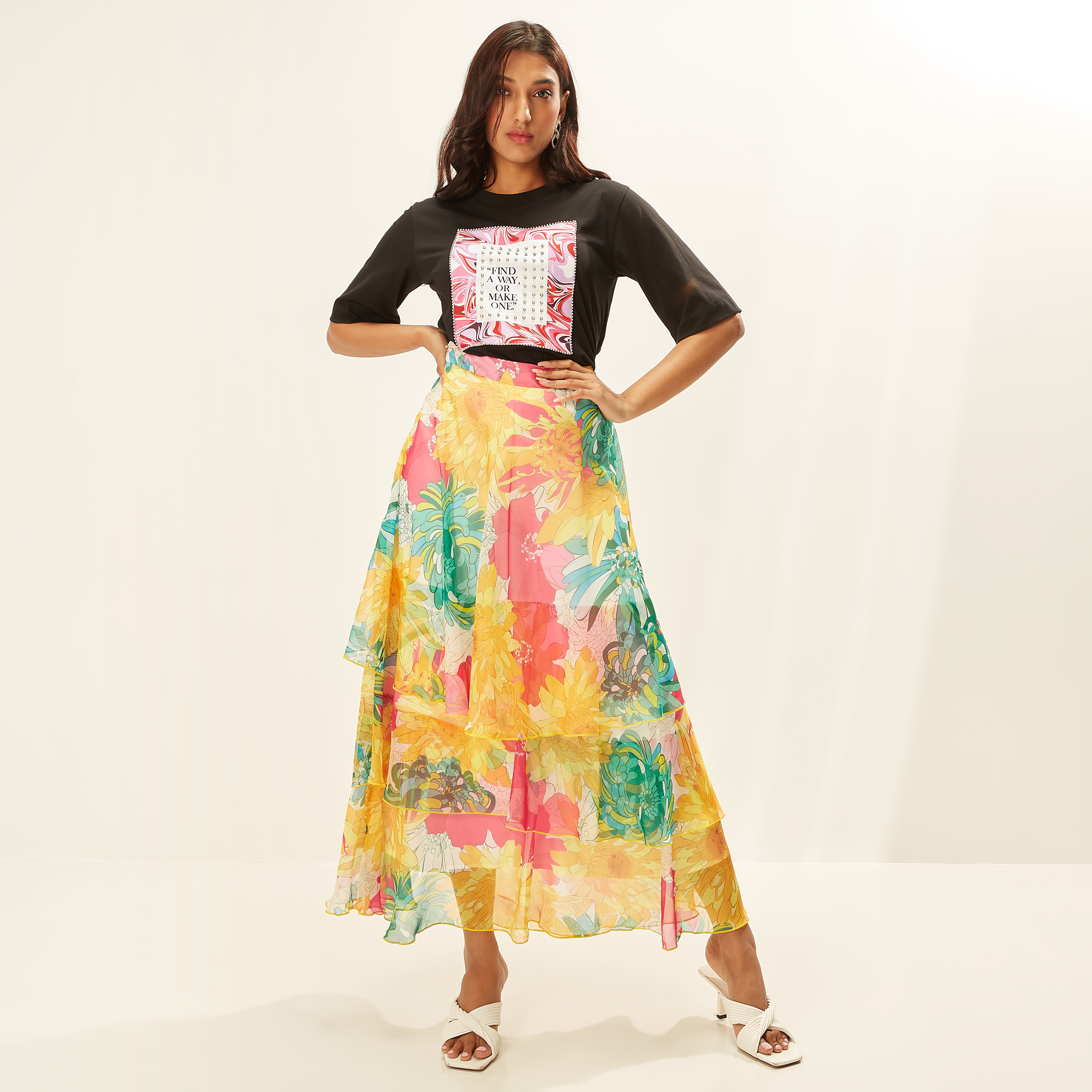 تيشيرت مطرّز بياقة ضيقة وأكمام قصيرة وطبعات من آيكونيك-women-clothing-tshirts-image-2