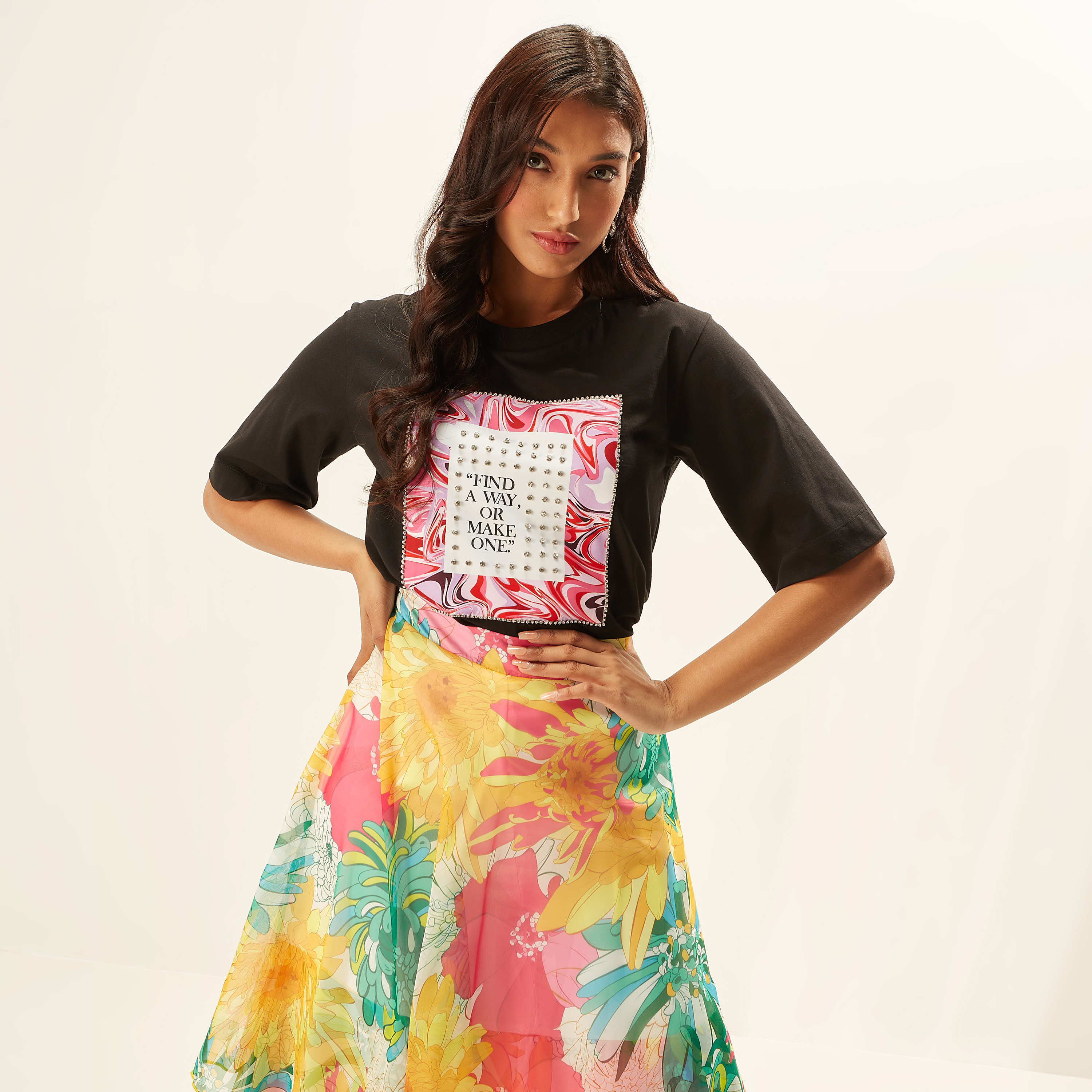 تيشيرت مطرّز بياقة ضيقة وأكمام قصيرة وطبعات من آيكونيك-women-clothing-tshirts-image-3