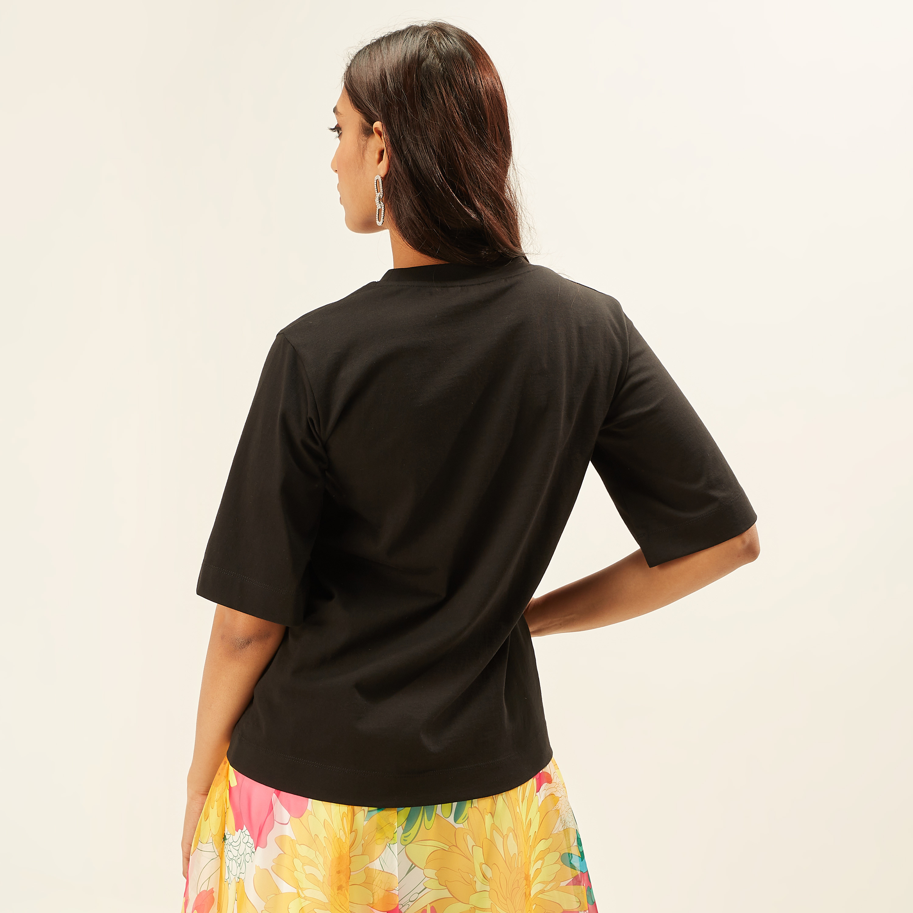 تيشيرت مطرّز بياقة ضيقة وأكمام قصيرة وطبعات من آيكونيك-women-clothing-tshirts-image-4