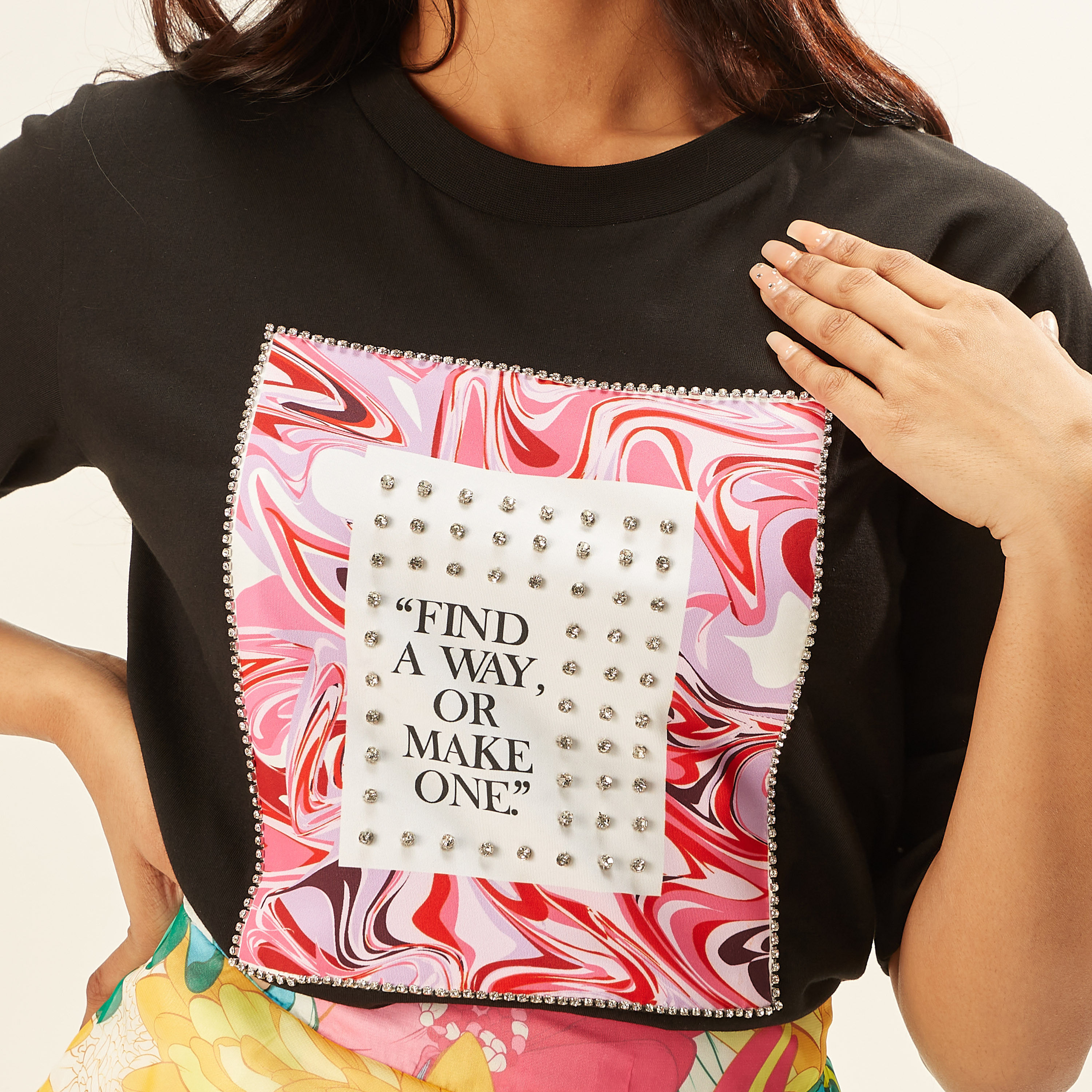 تيشيرت مطرّز بياقة ضيقة وأكمام قصيرة وطبعات من آيكونيك-women-clothing-tshirts-image-5