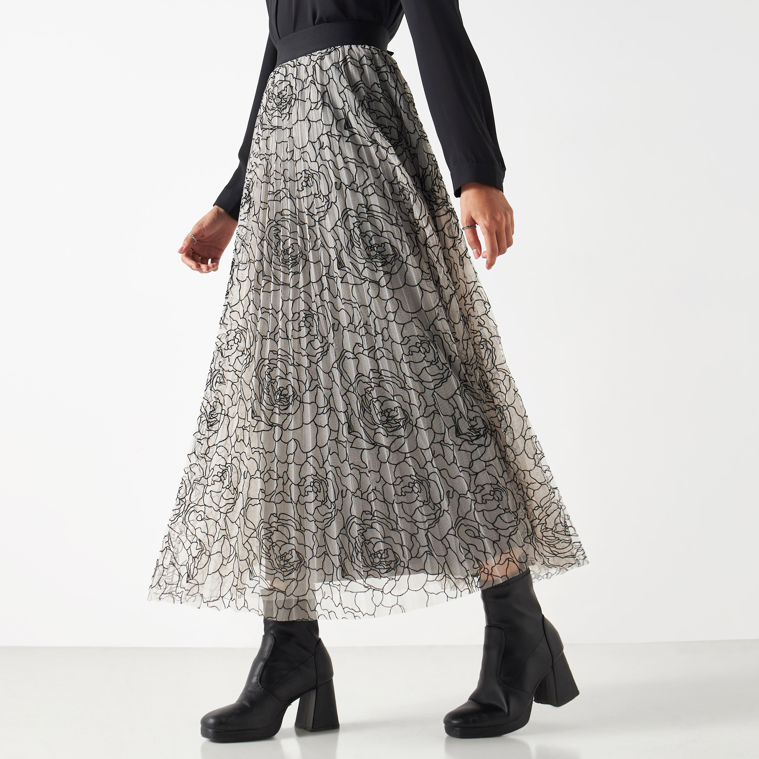 Midi skirt with pockets in outlet bulk