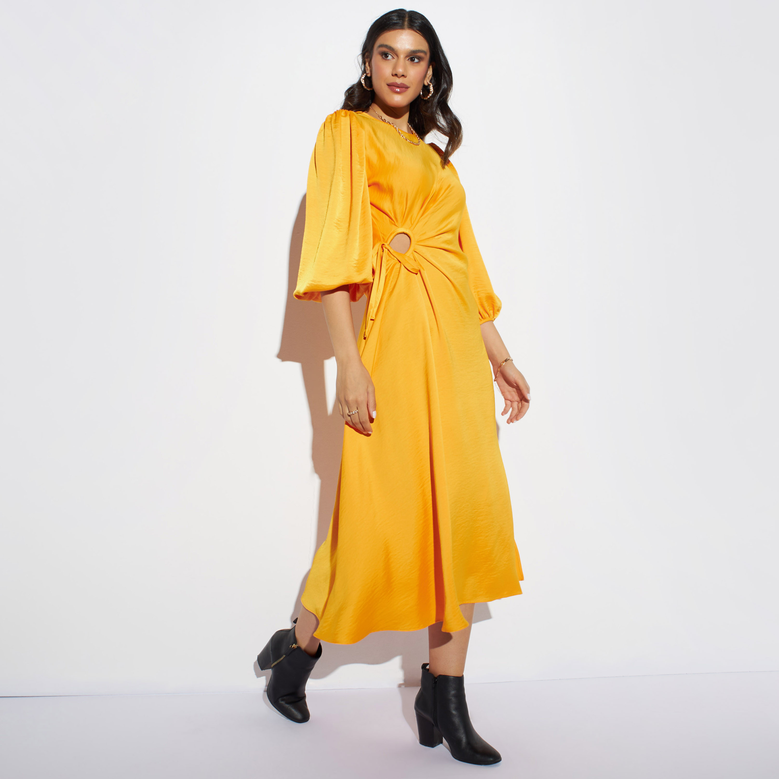 فستان إيه لاين ميدي سادة بأكمام منفوخة وتفاصيل مفرغة من آيكونيك-women-clothing-dresses-image-1