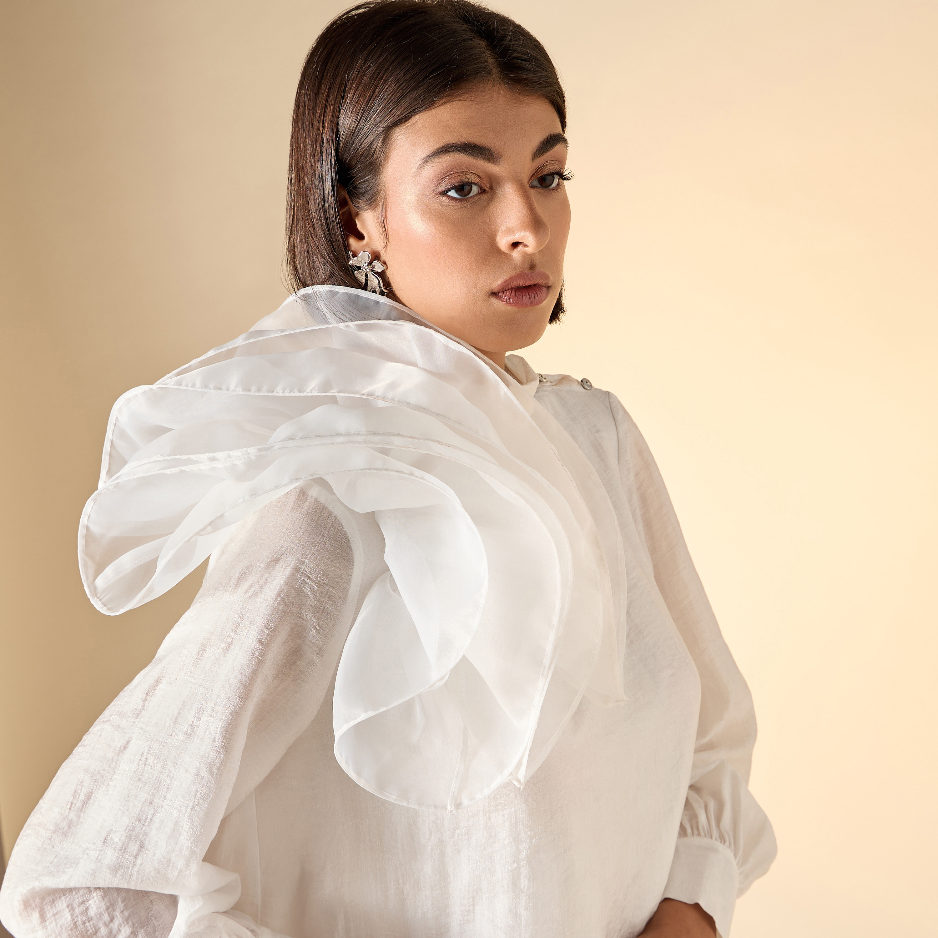 بلوزة مزينة بياقة عالية وأكمام طويلة من آيكونيك-women-clothing-shirtsandblouses-blouses-image-4