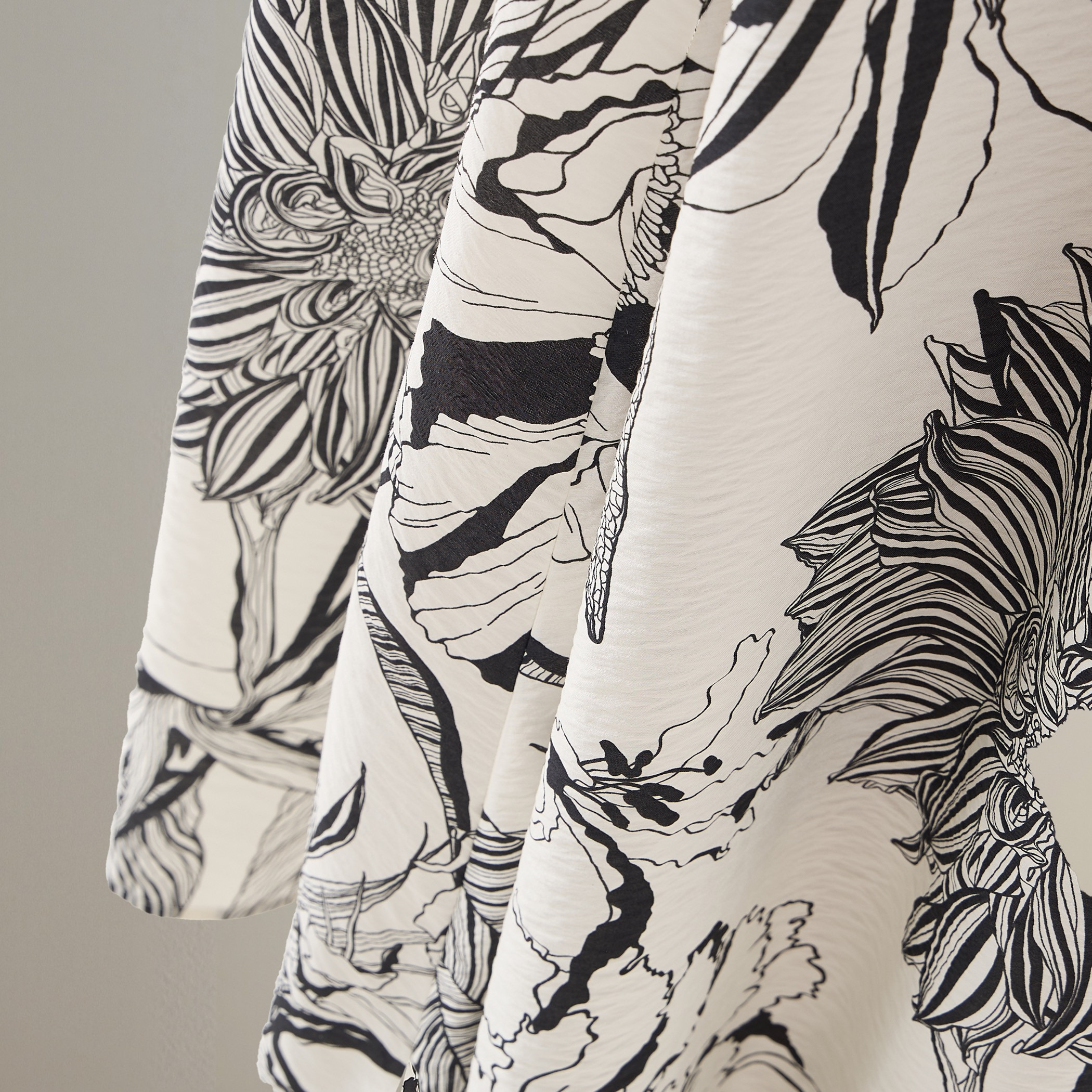 Iconic Printed Trapeze Maxi Dress with Collar and Long Sleeves-women-clothing-dresses-image-6