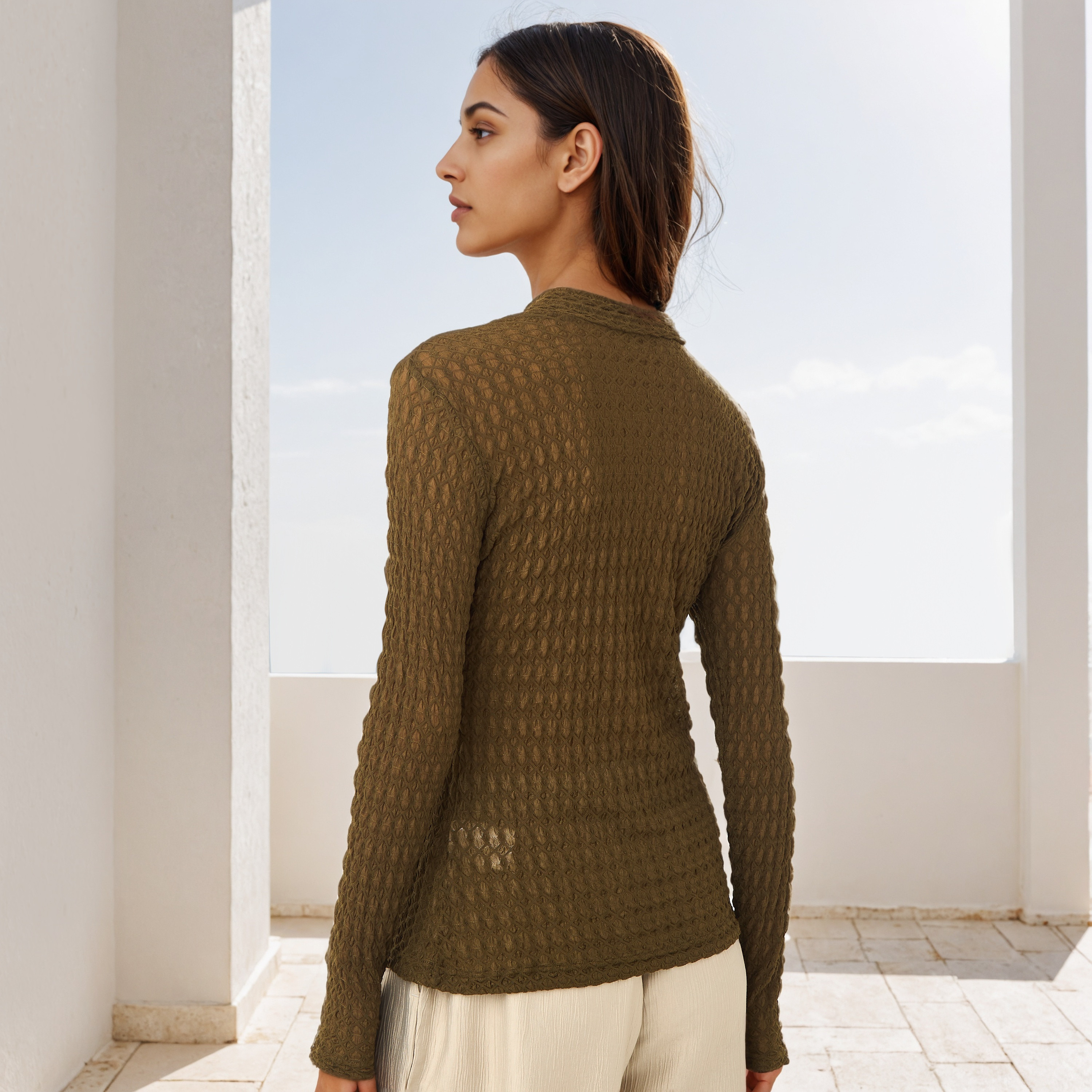 بلوزة بارزة الملمس بقصّة ضيقة وياقة عالية من آيكونيك-women-clothing-tshirts-image-6