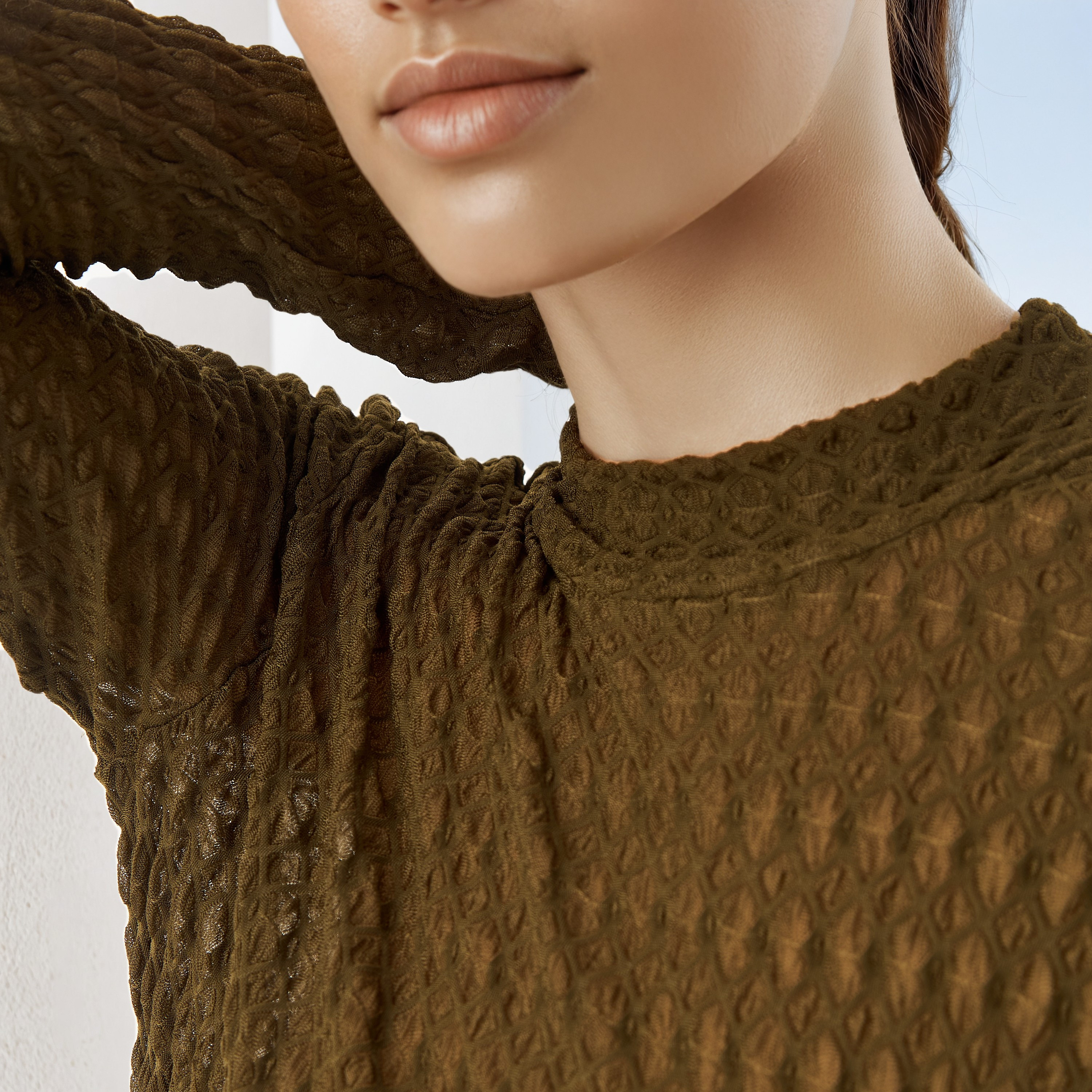 بلوزة بارزة الملمس بقصّة ضيقة وياقة عالية من آيكونيك-women-clothing-tshirts-image-3