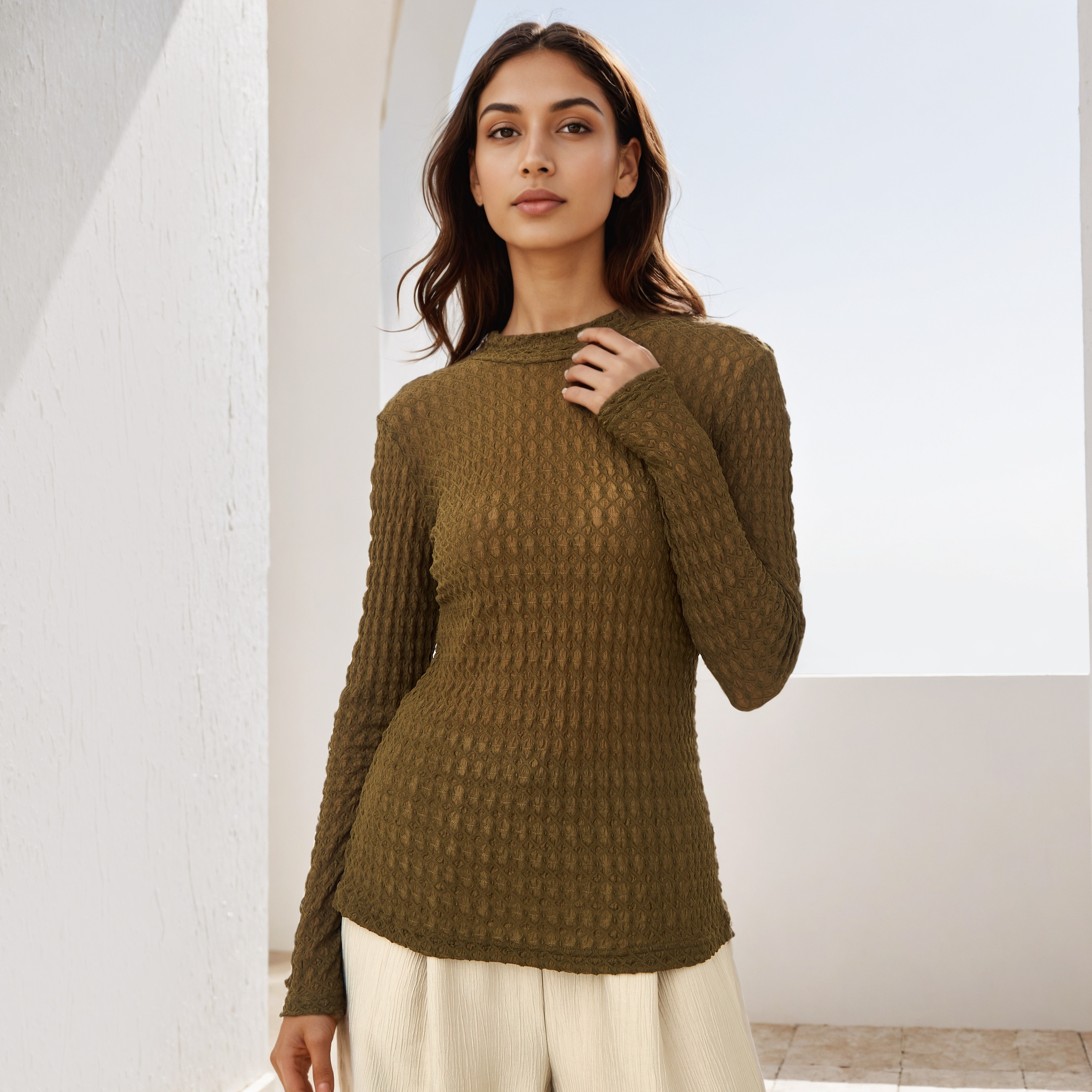 بلوزة بارزة الملمس بقصّة ضيقة وياقة عالية من آيكونيك-women-clothing-tshirts-image-5