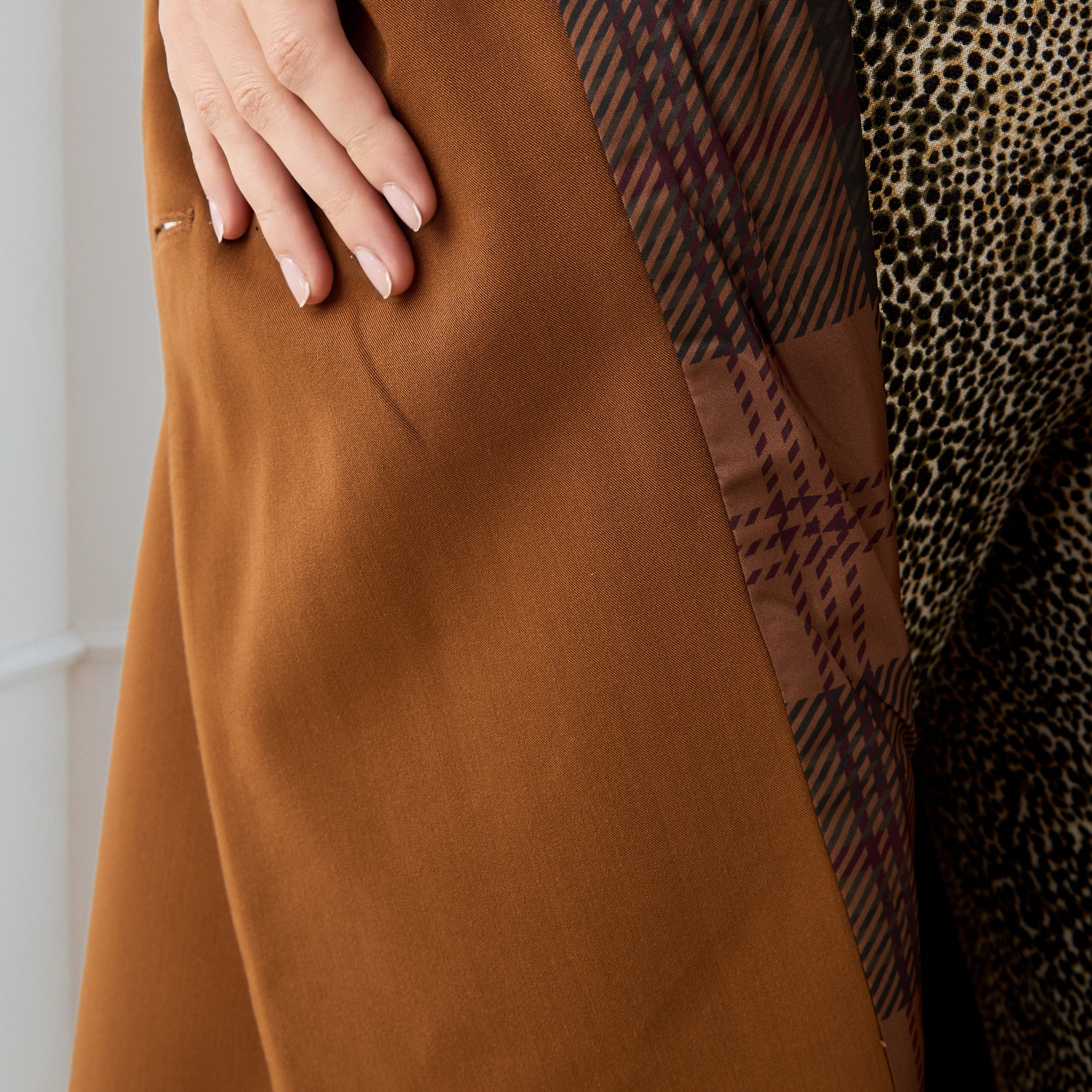 Iconic Belted Notch Lapel Trench Coat-women-winterwear-coatsandjackets-jackets-image-5