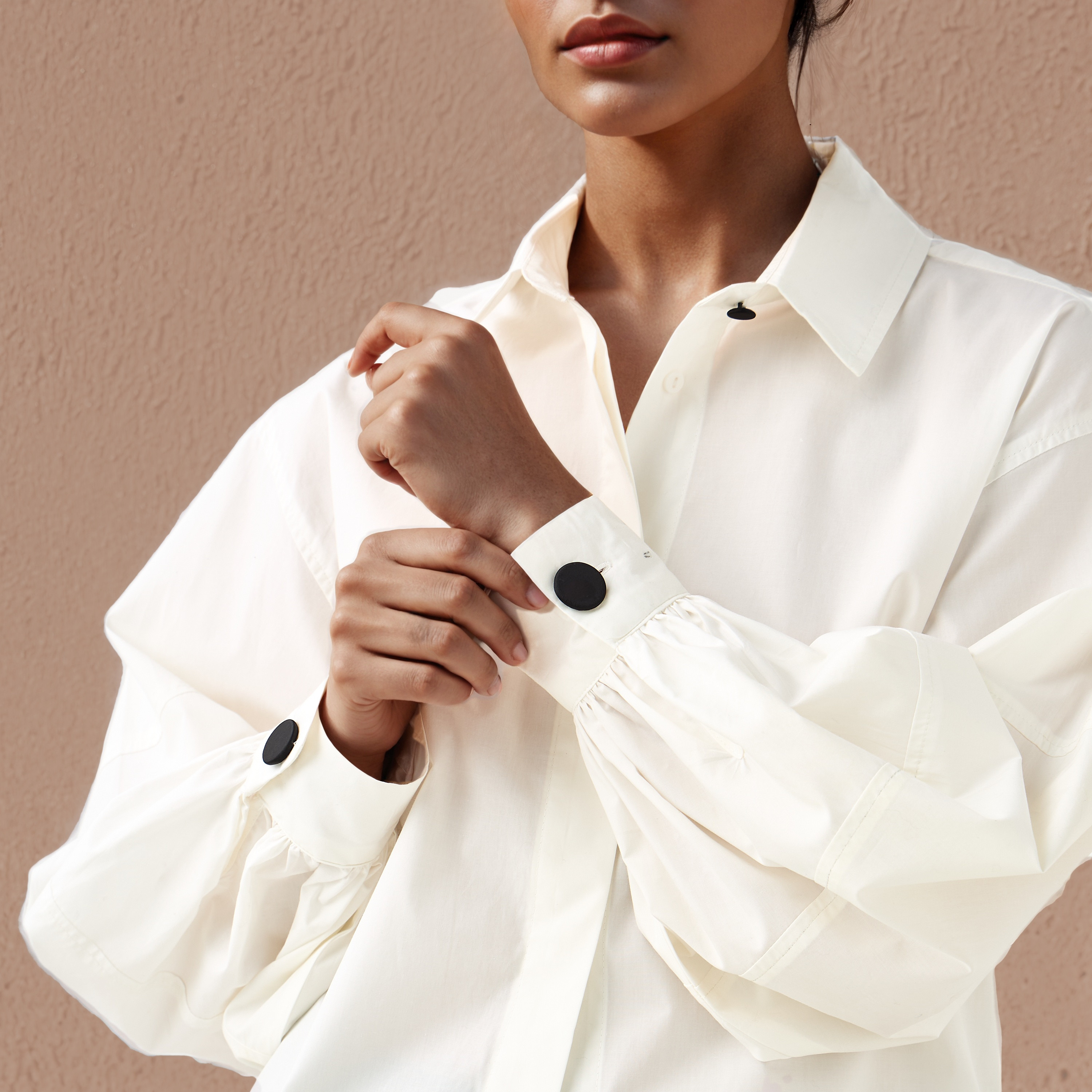 قميص بوبلين قطن بقصّة عادية وياقة عادية من آيكونيك-women-clothing-shirtsandblouses-shirts-image-5