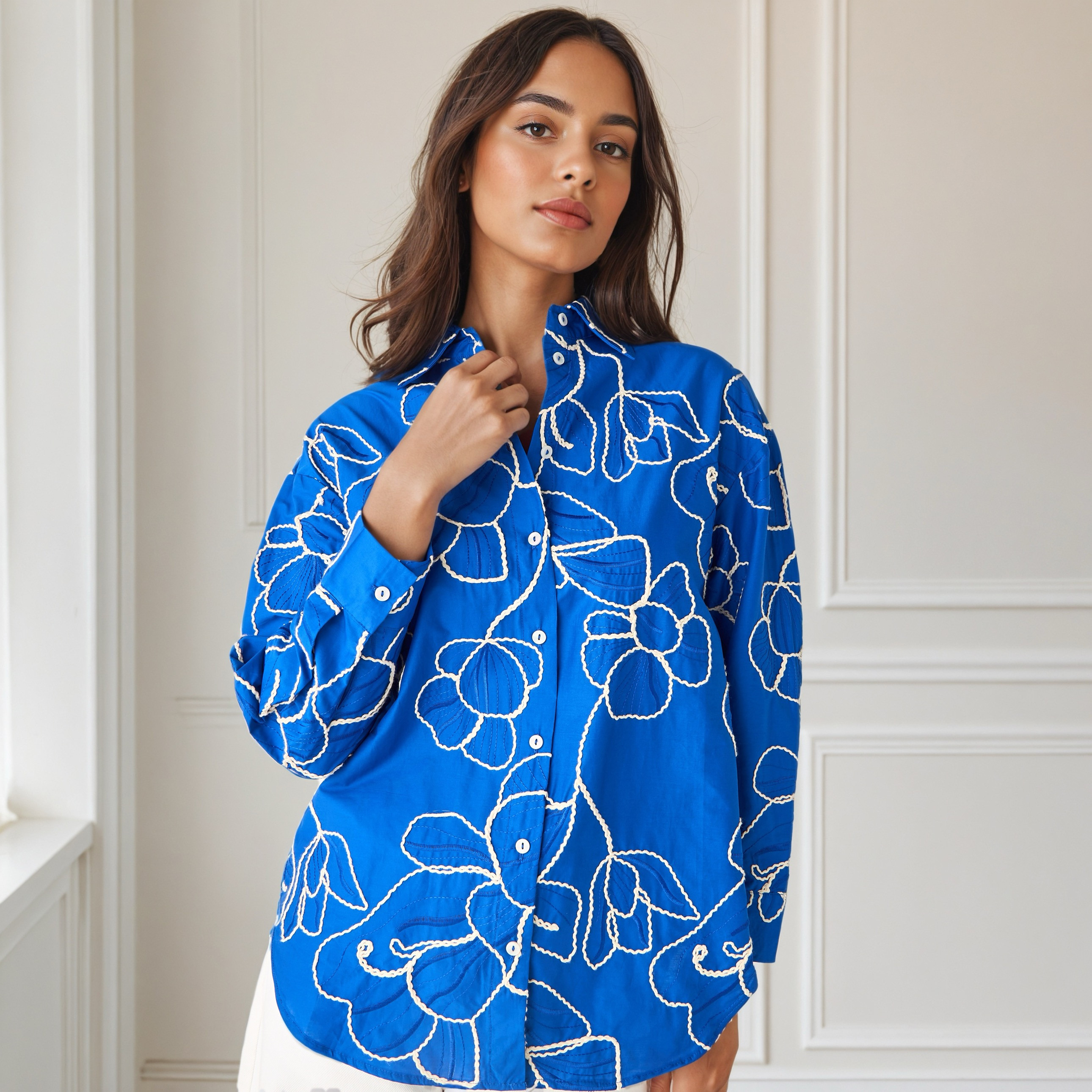 قميص قطن فضفاض مطرّز من آيكونيك-women-clothing-shirtsandblouses-shirts-image-1