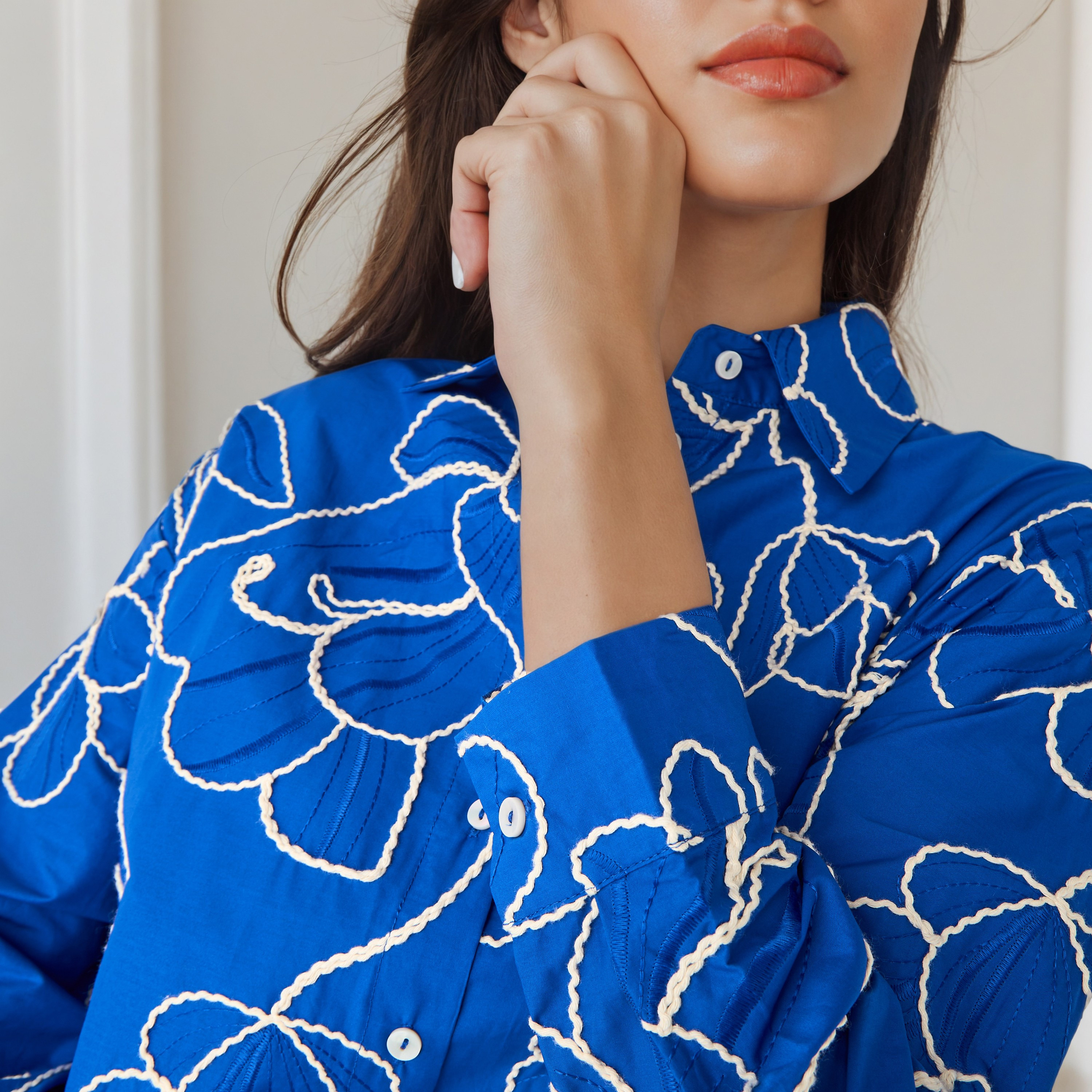 قميص قطن فضفاض مطرّز من آيكونيك-women-clothing-shirtsandblouses-shirts-image-5