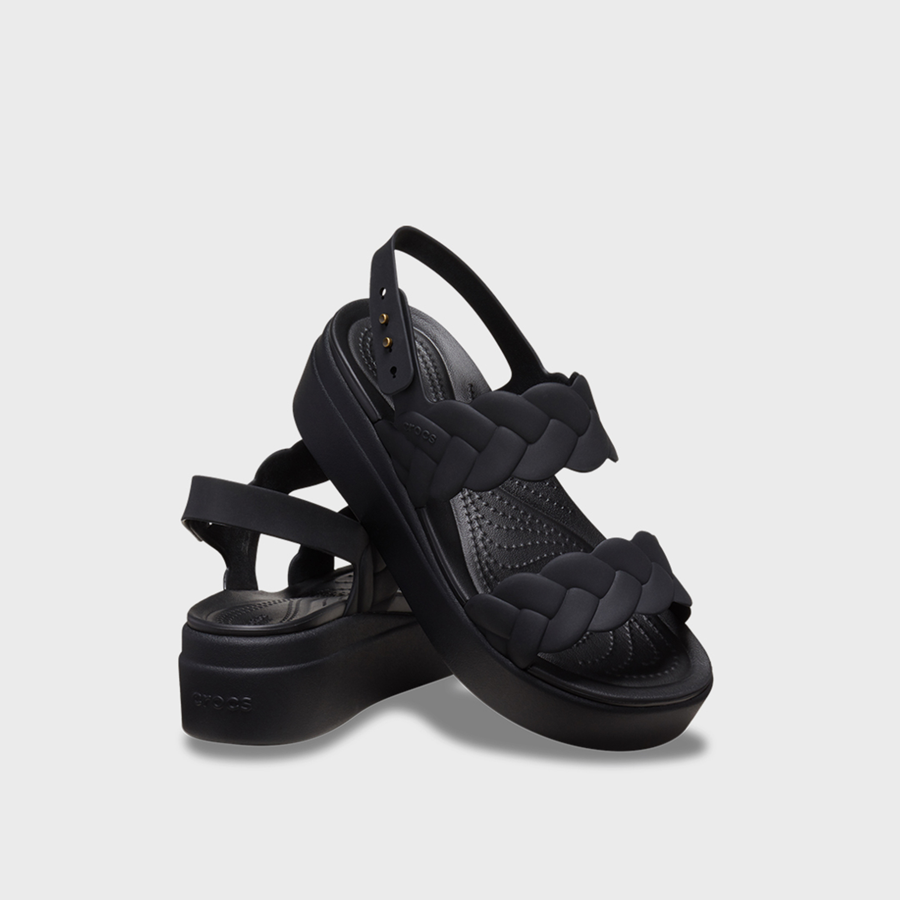 كروكس- حذاء بروكلين بكعب إسفيني منخفض وحزام بإبزيم للكاحل للنساء | 209977-060-women-shoes-flipflopsandslides-image-1