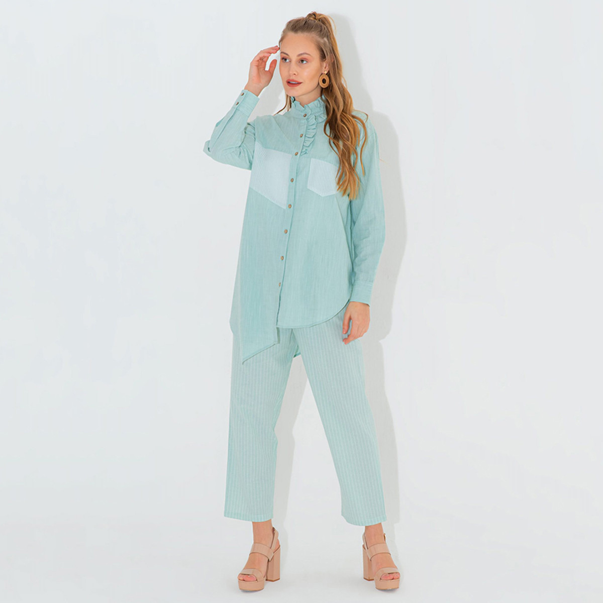قميص سادة طويل بتفاصيل كشكشة وياقة عالية من أنوتاه-women-clothing-shirtsandblouses-blouses-image-2