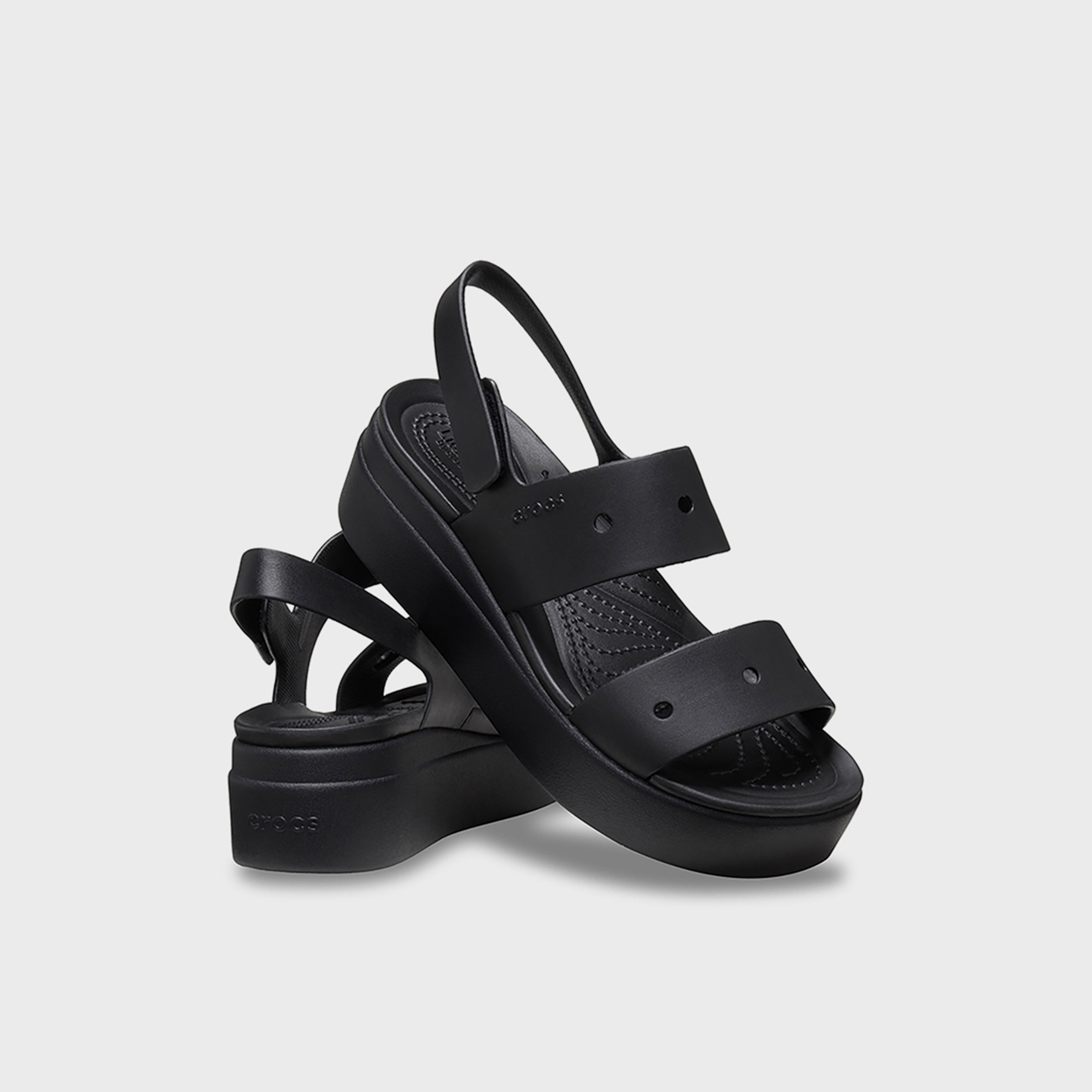 كروكس - صندل بروكلين 4يو للنساء حزام منصة بإبزيم لاصق | 210676-001-women-shoes-sandals-flats-image-1