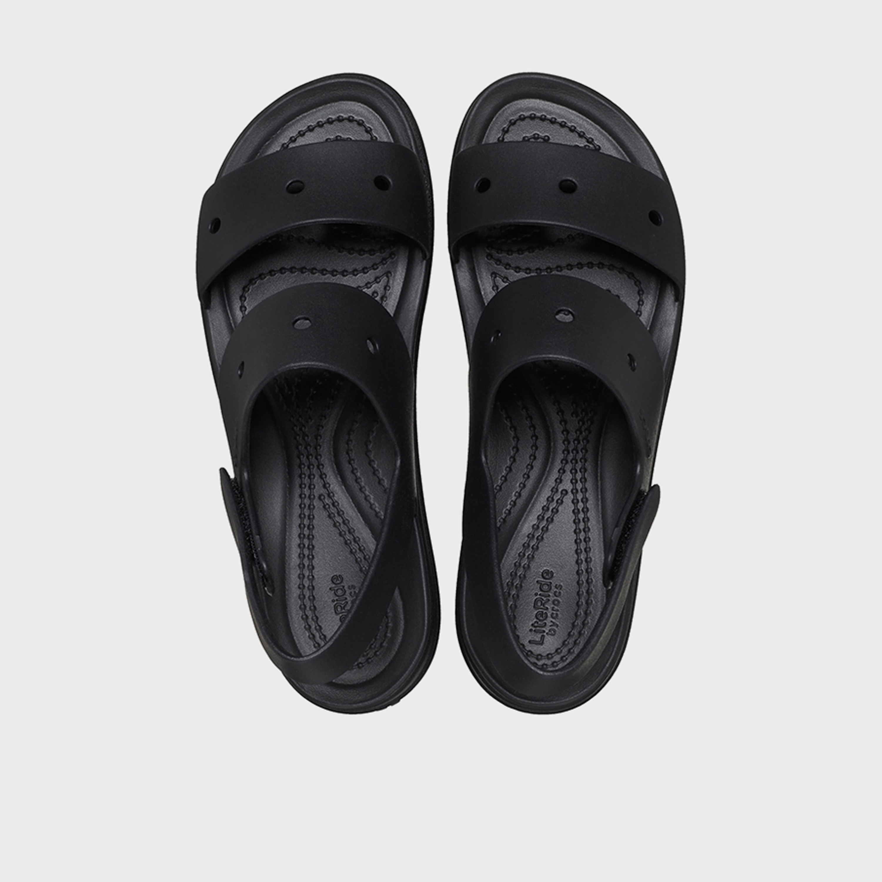 كروكس - صندل بروكلين 4يو للنساء حزام منصة بإبزيم لاصق | 210676-001-women-shoes-sandals-flats-image-2
