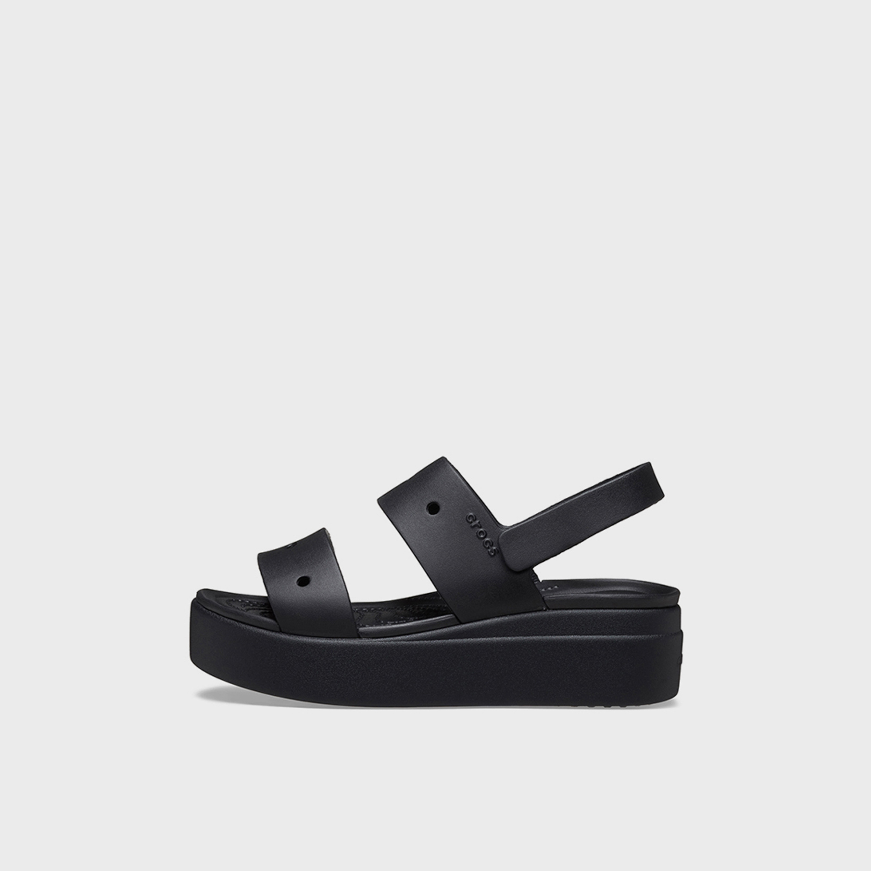 كروكس - صندل بروكلين 4يو للنساء حزام منصة بإبزيم لاصق | 210676-001-women-shoes-sandals-flats-image-6