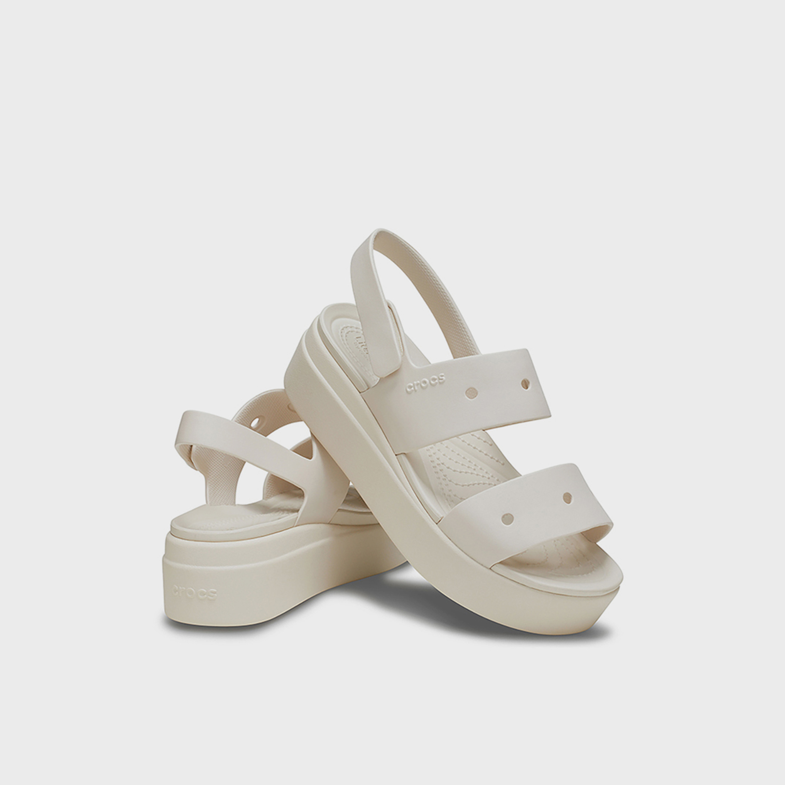 كروكس - صندل بروكلين 4يو للنساء حزام منصة بإبزيم لاصق | 210676-160-women-shoes-sandals-flats-image-1