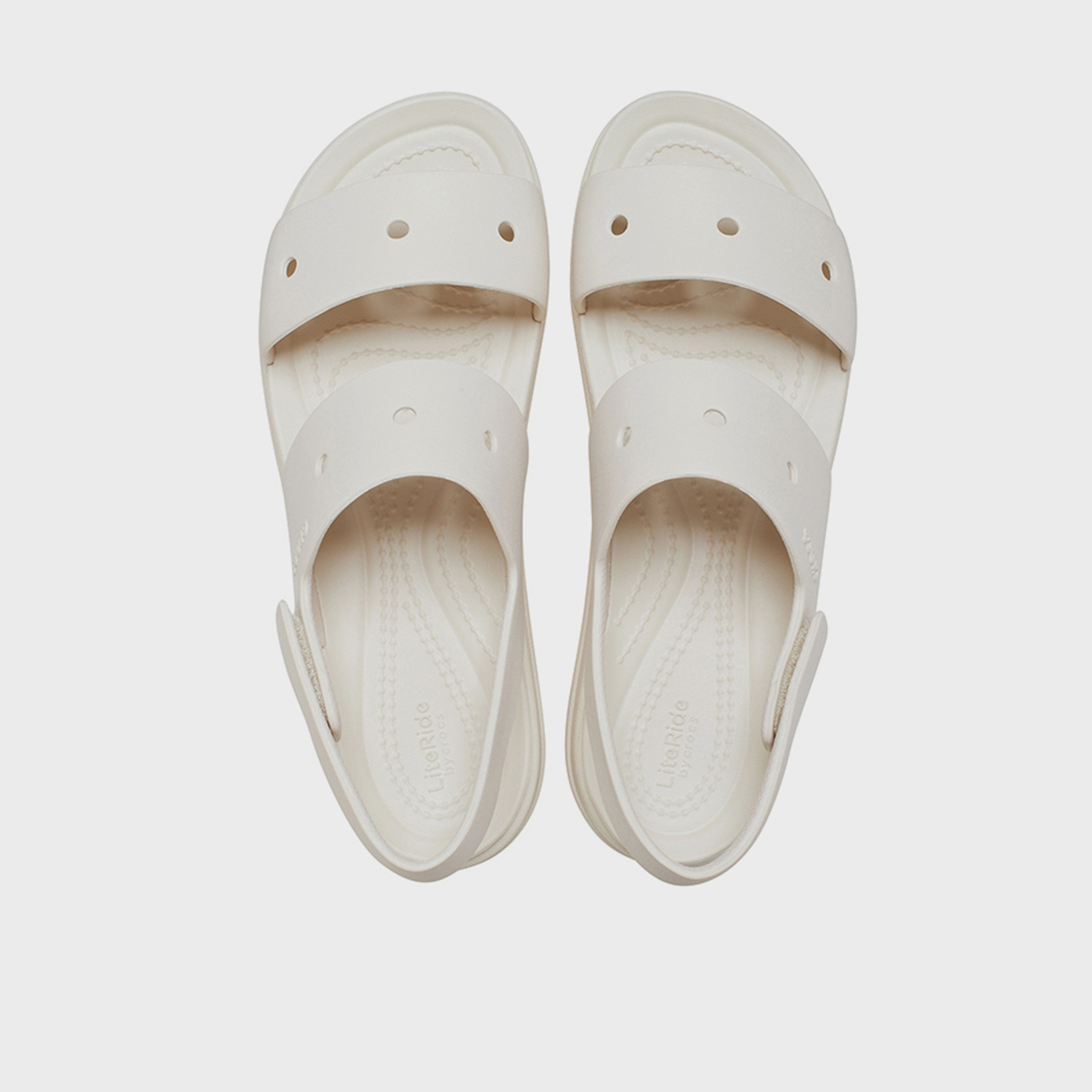 كروكس - صندل بروكلين 4يو للنساء حزام منصة بإبزيم لاصق | 210676-160-women-shoes-sandals-flats-image-2